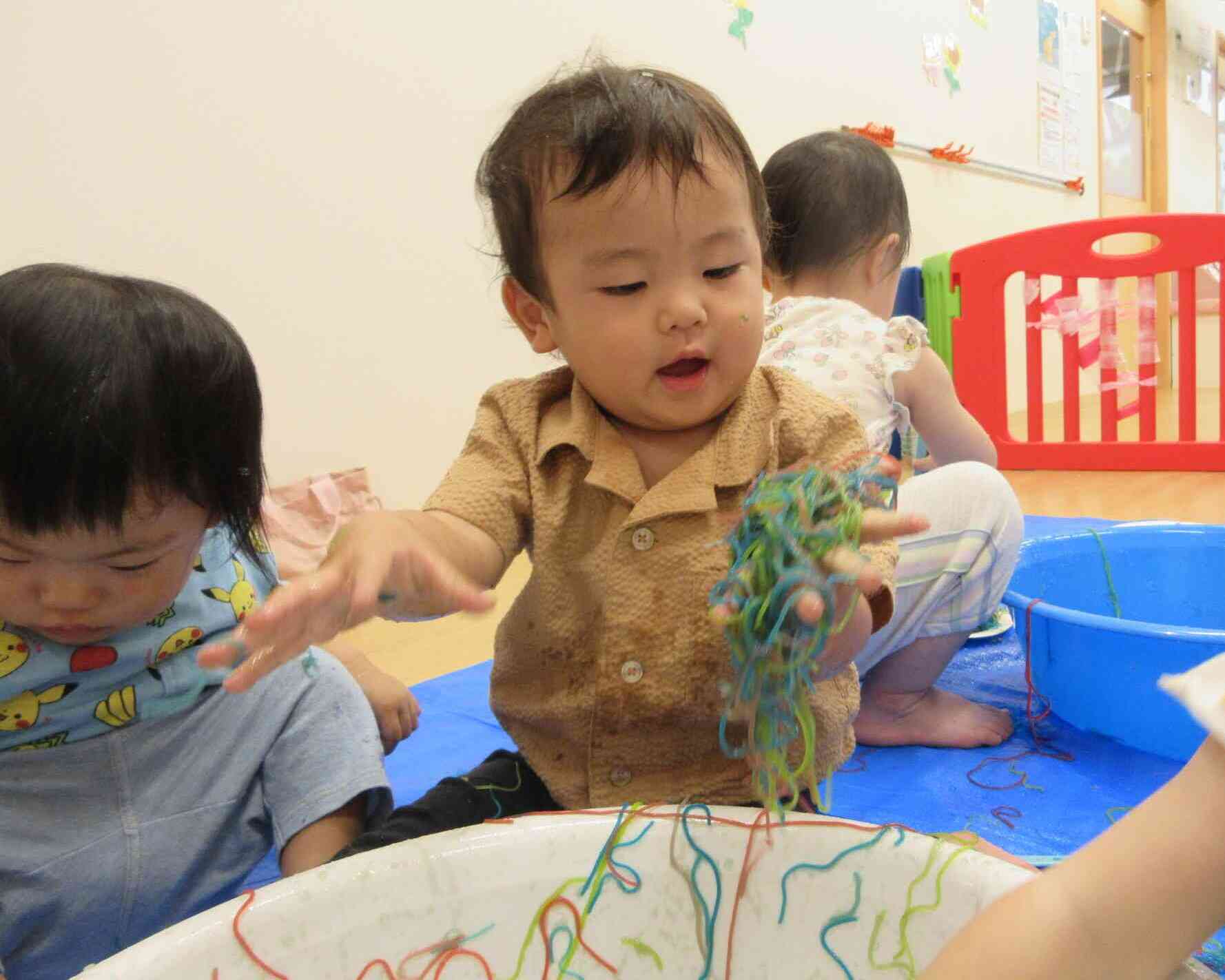 感触遊びをしたよ！（1，2歳児　あひる、うさぎ組）