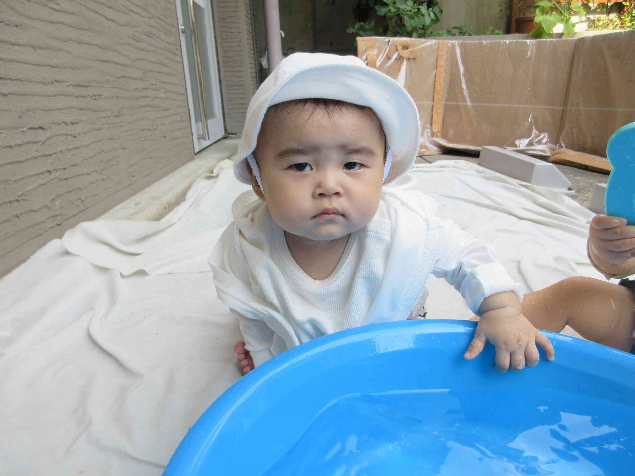 保育園での初めての湯水遊び！手で水をパシャパシャして湯水に興味津々♪