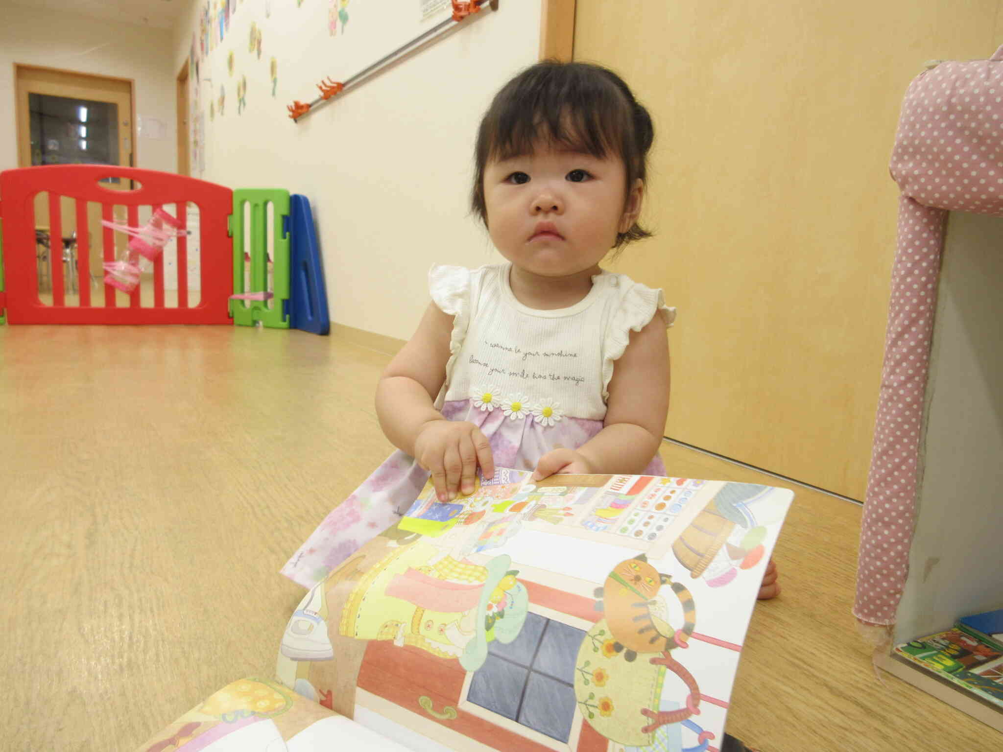 絵本にも興味をもって、自分でめくって楽しそうに読んでいます♪
