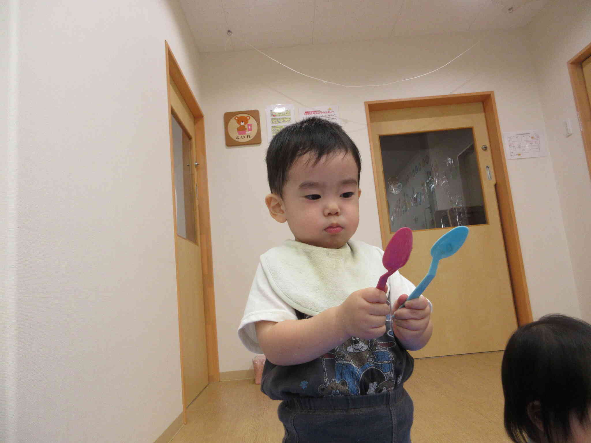 どっちのスプーンで遊ぼうかな・・・♪