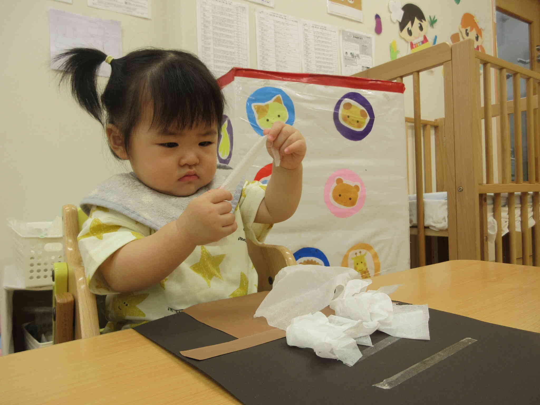 薄くてヒラヒラで…なんだろう？じっくり観察している子もいました☆