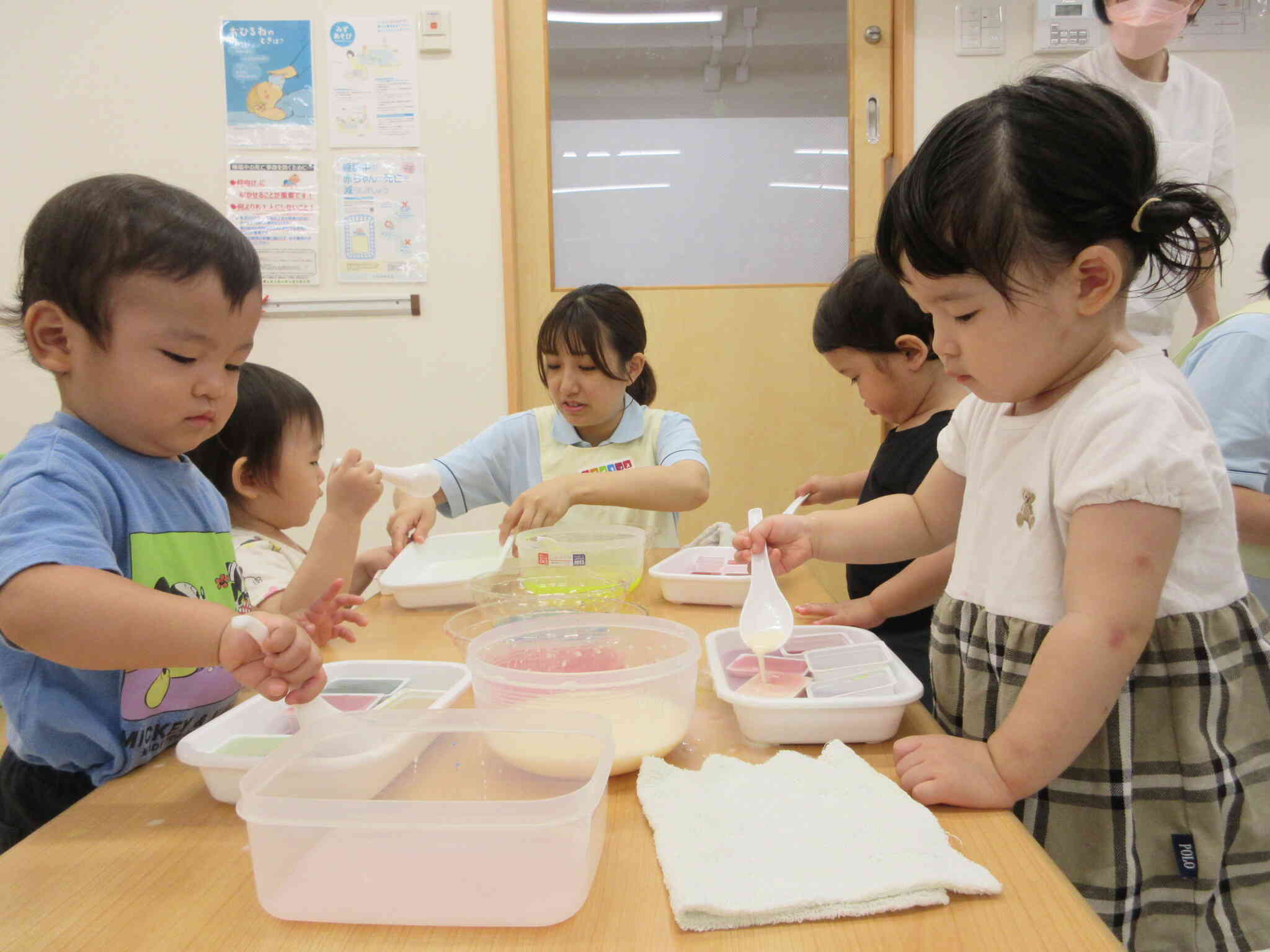 1歳児さんも集中して遊んでいます。みんな真剣表情です。