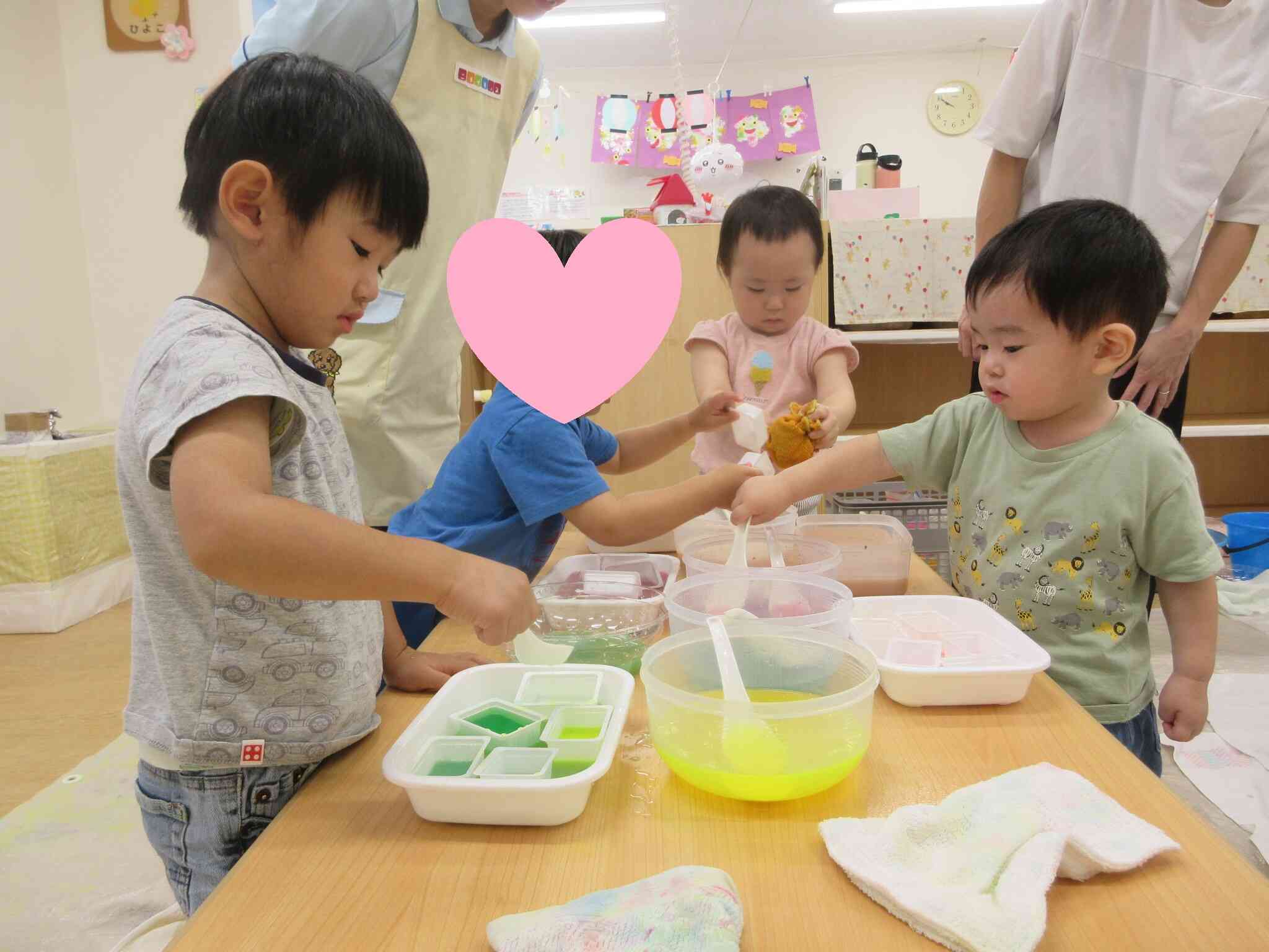 2歳児さんは色を混ぜたらどんな色になるか変化を楽しんでいましたよ。