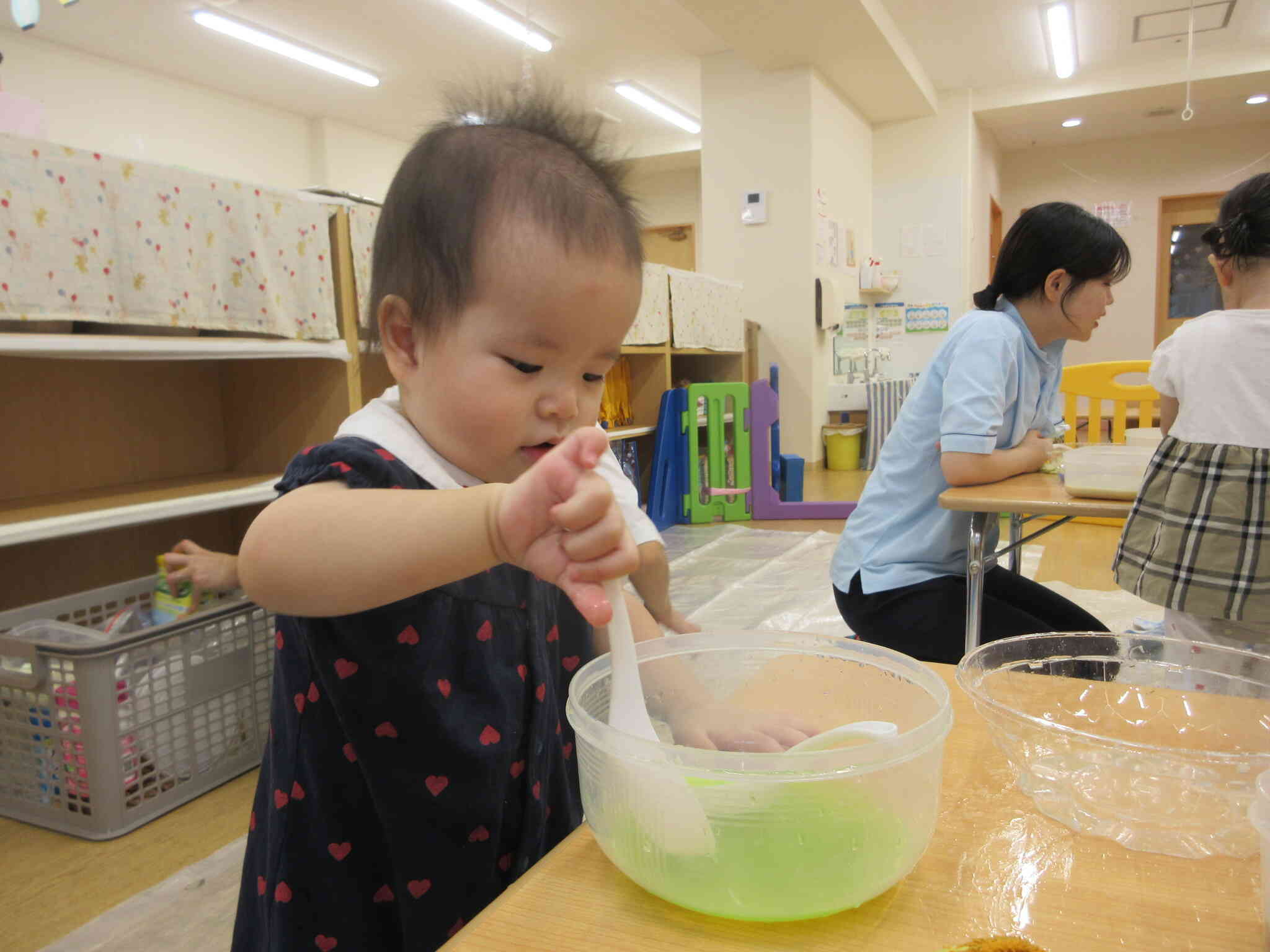 0歳児さんも楽しそうな様子を見て遊びに来ました♪