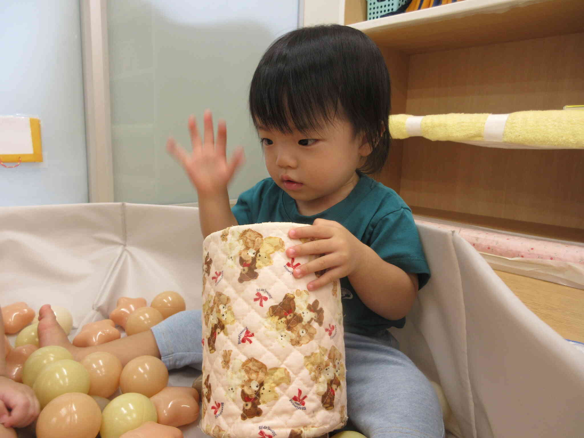 ミルク缶の中にボールを入れたり出したり繰り返し楽しんでいました！