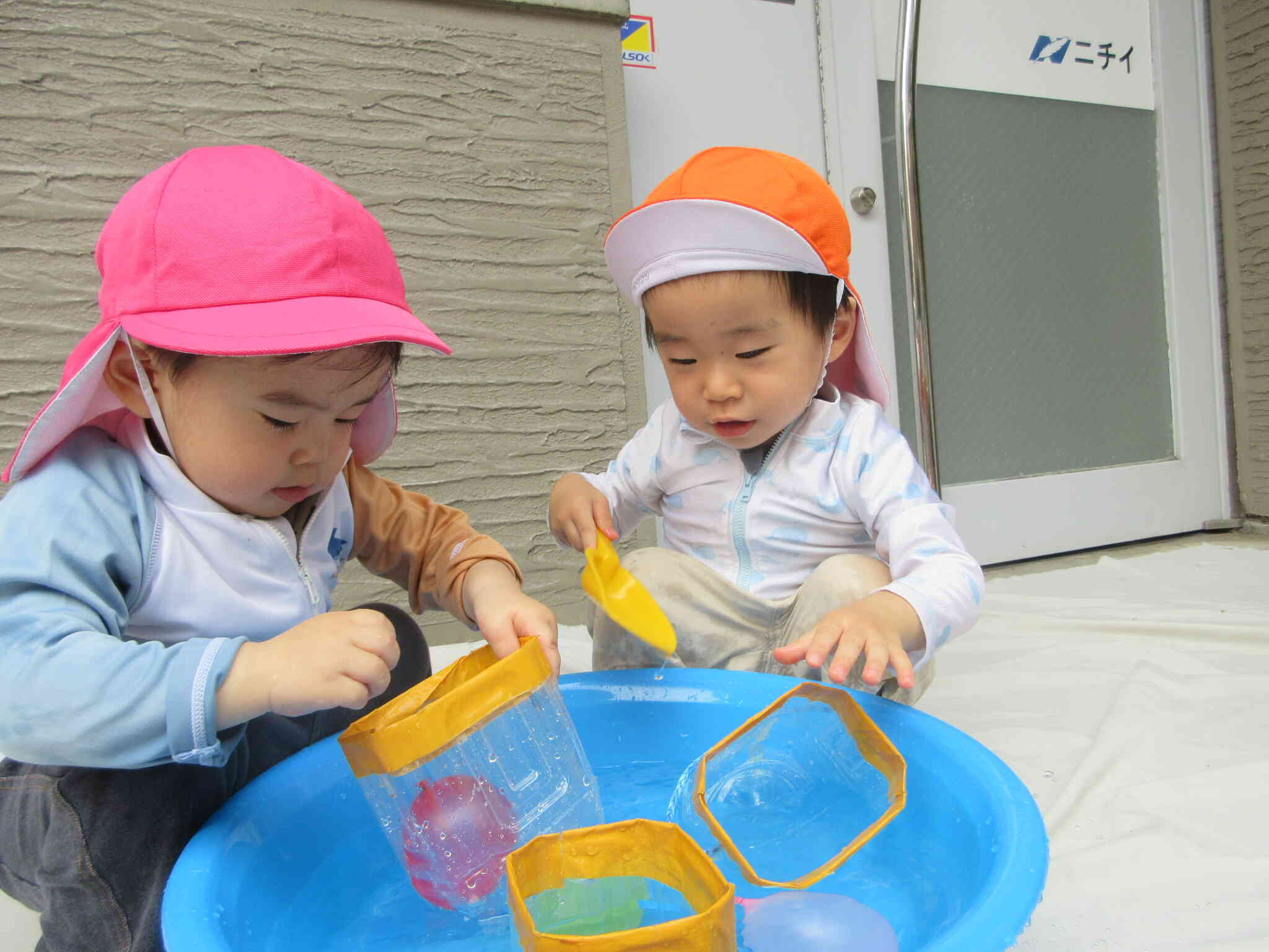 湯水遊びをしたよ！（あひる組　1歳児・うさぎ組　2歳児）
