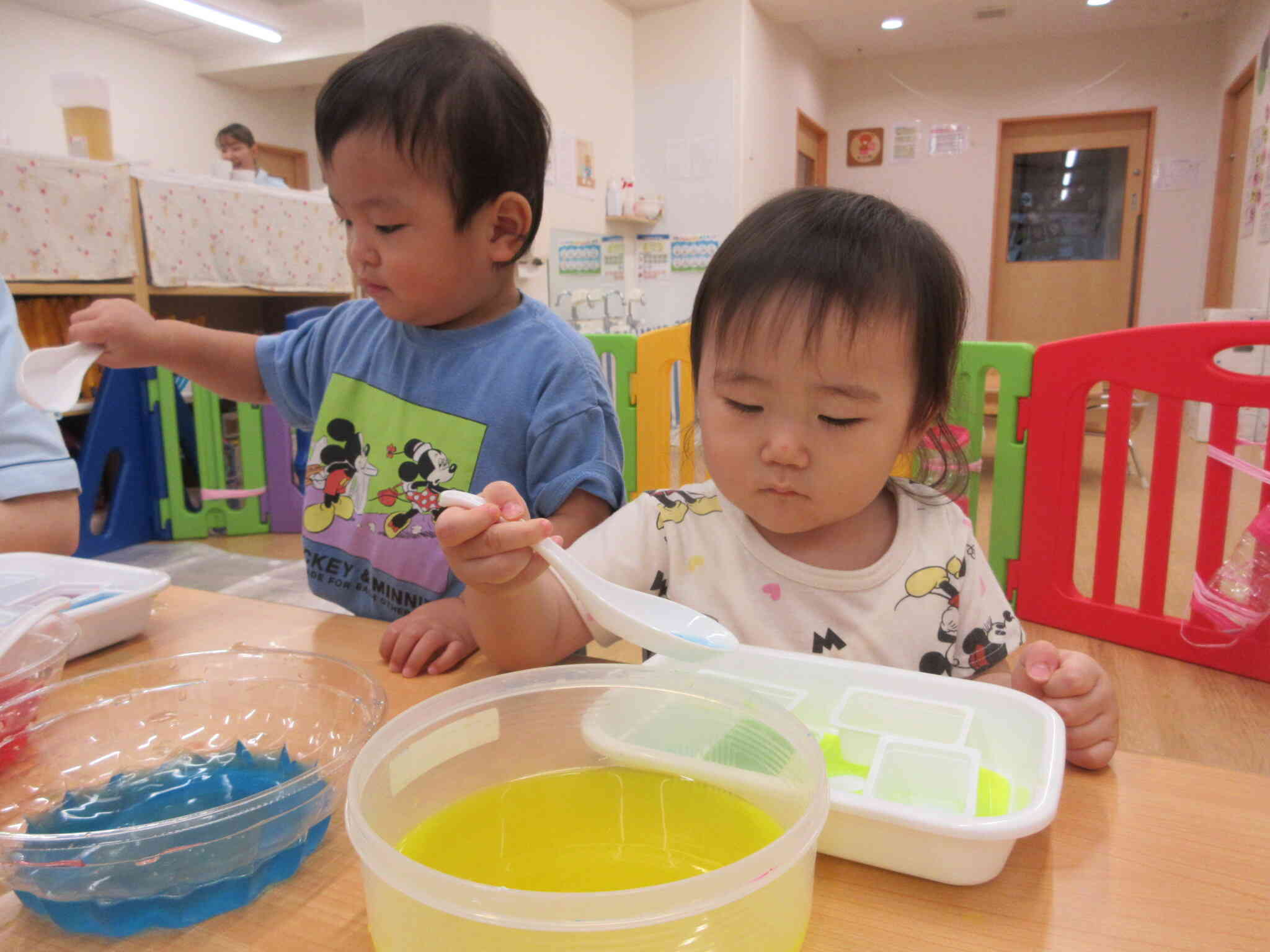 芸術士さんと色水遊びをしたよ♪（1歳児　あひる組　2歳児　うさぎ組）