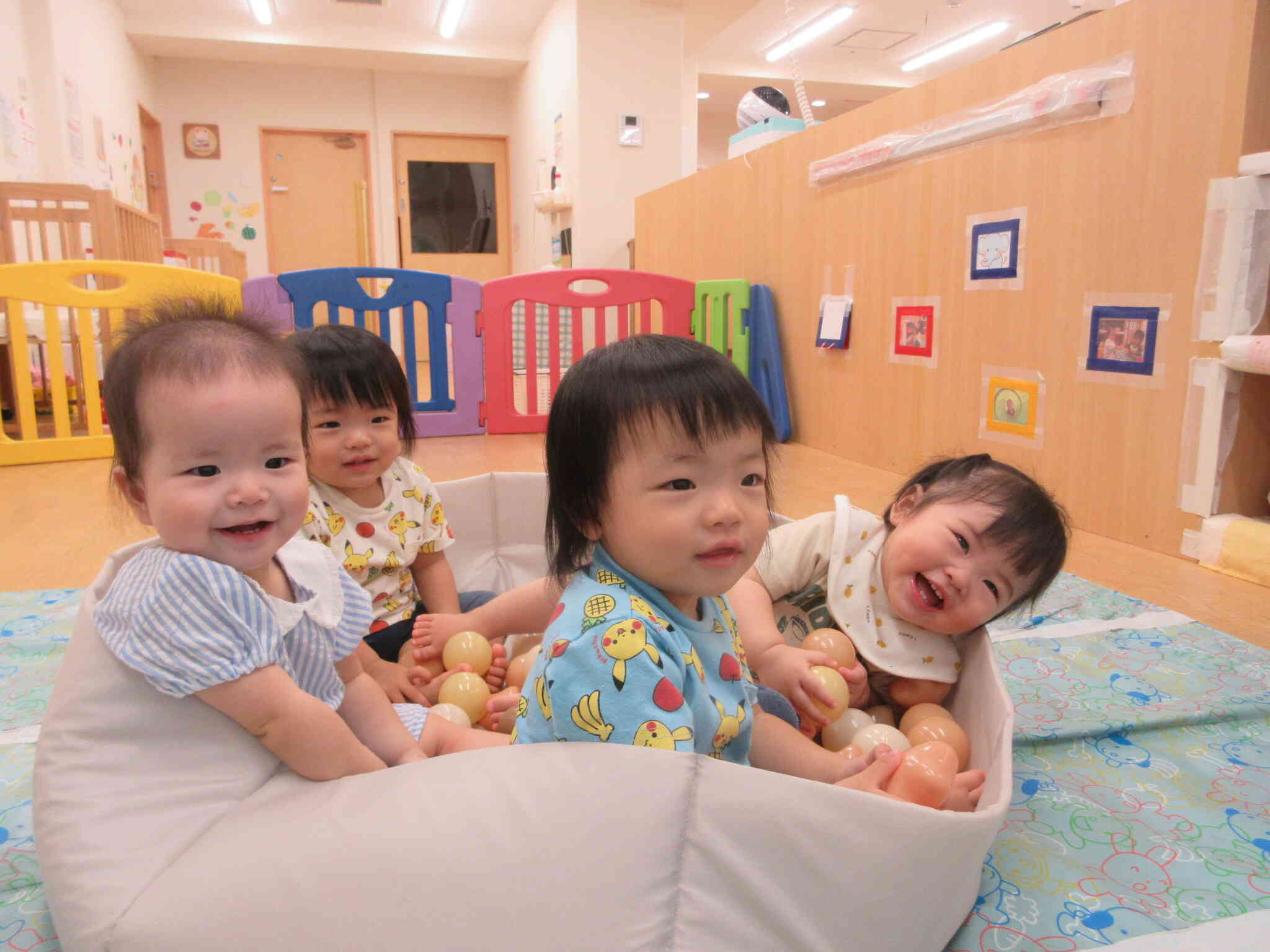 カラーボール遊びをしたよ！（0歳児　ひよこ組）