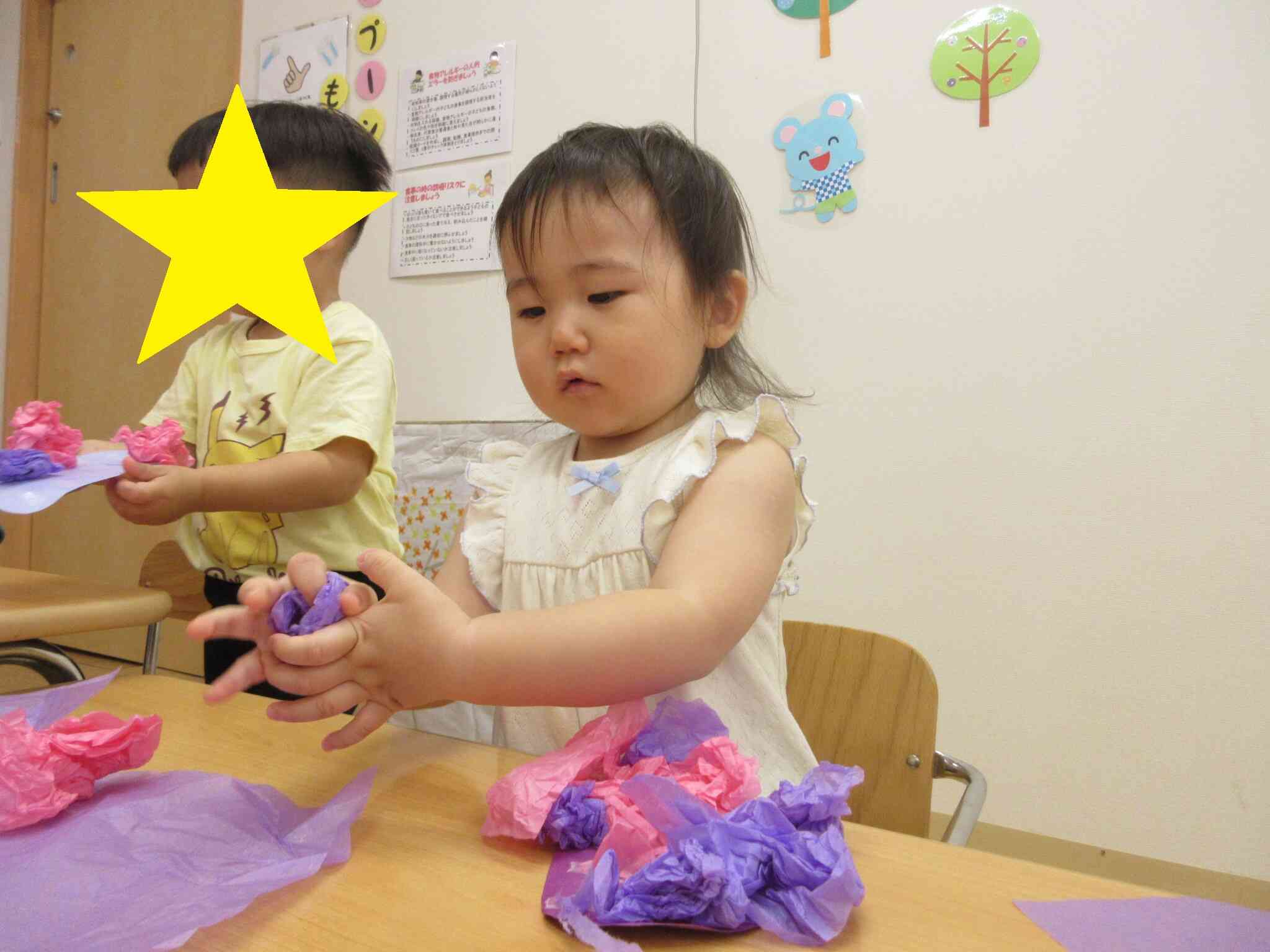 お花紙を丸めよう！
