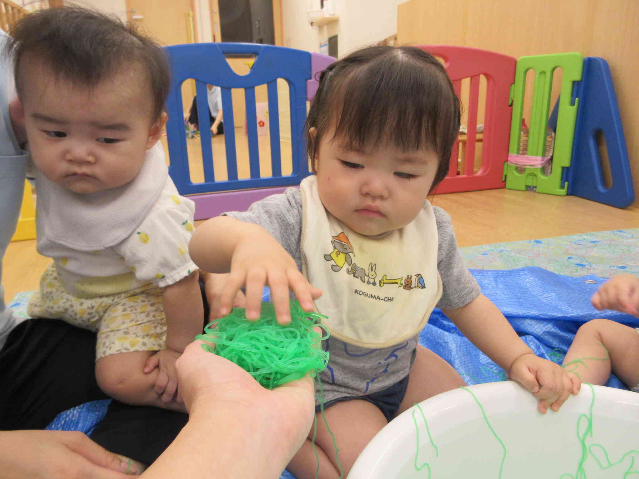 春雨遊びをしました！（0歳児　ひよこ組）