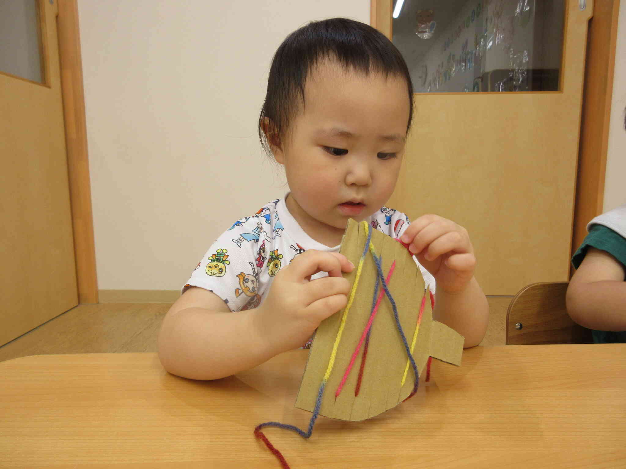 毛糸を使ってどんぐりの帽子を作ったよ！