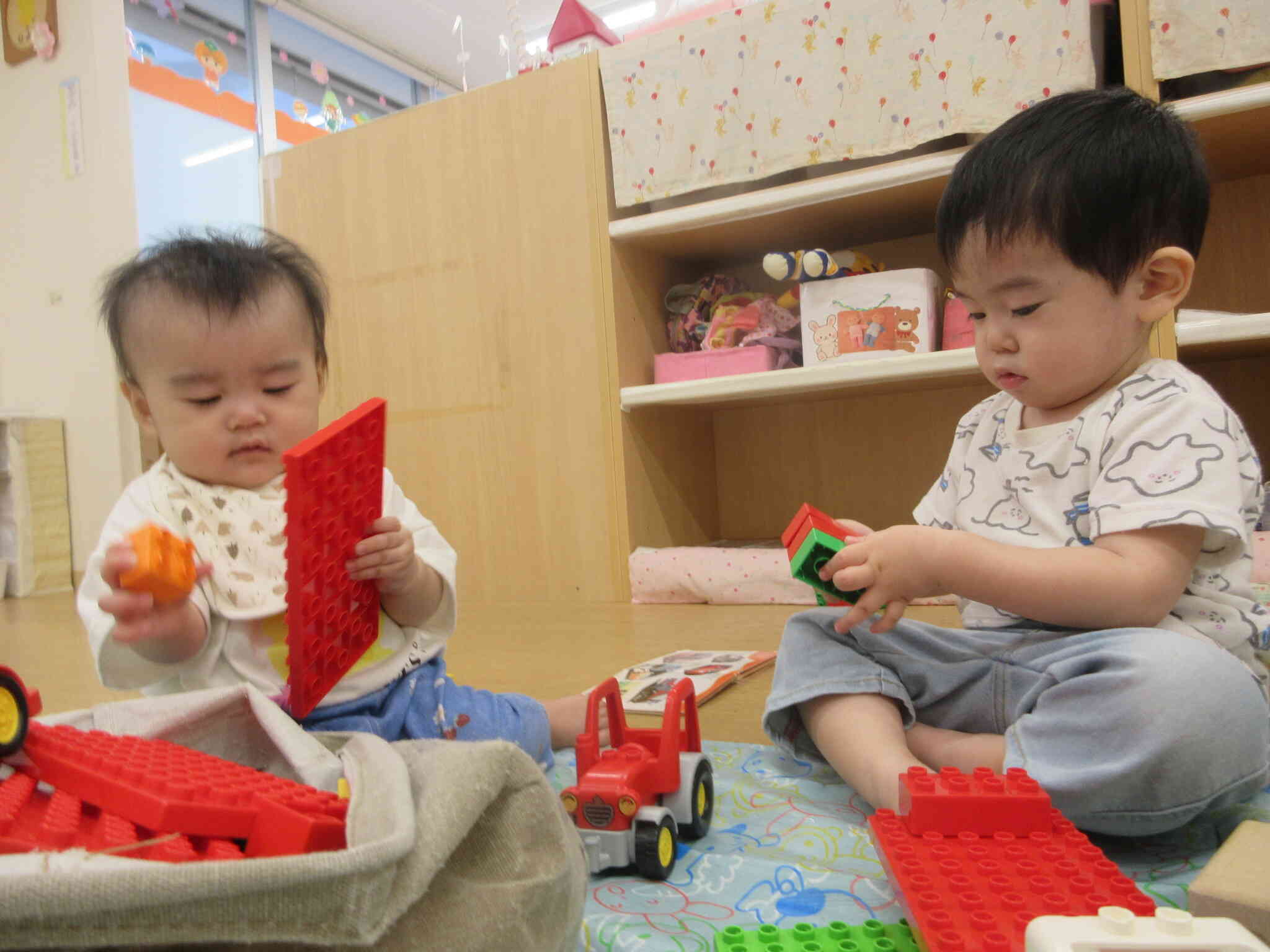 0歳児さんと一緒にブロック遊びをしよう！