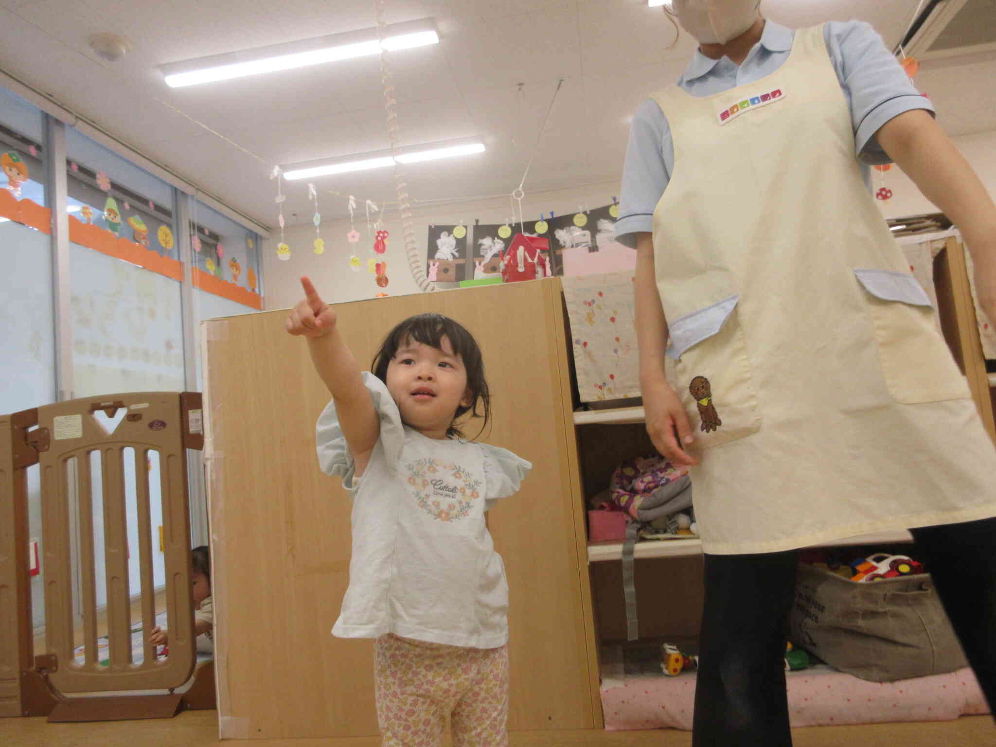 ジャングルぐるぐるのダンスをしています。「あっ！」先生と何かジャングルの中で見つけたようですよ♪