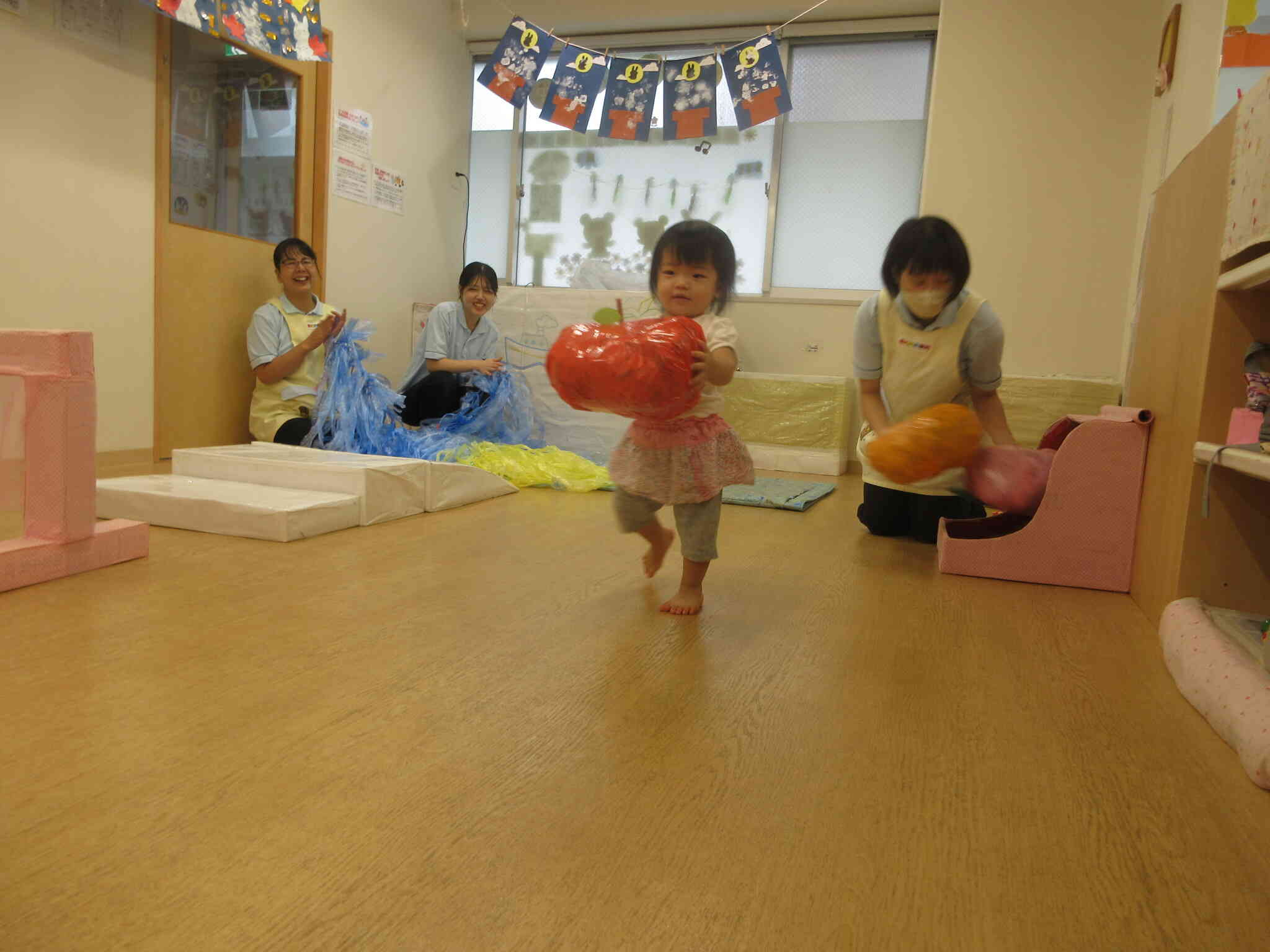 運動会★大きな果物を運ぶよ♪がんばれ～！！