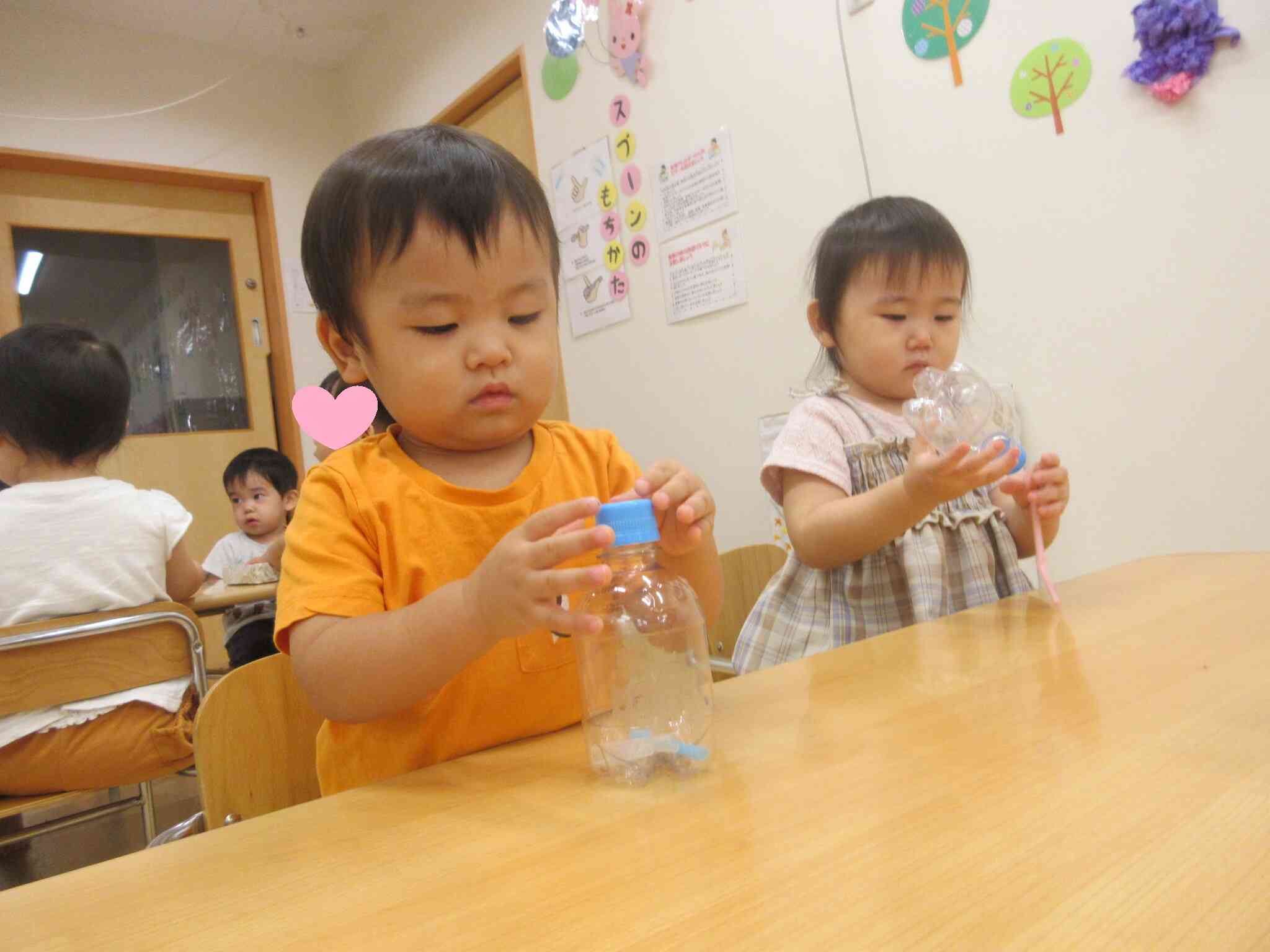 手先を使って、ストローのポットン落とし・・・集中して遊んでいます。