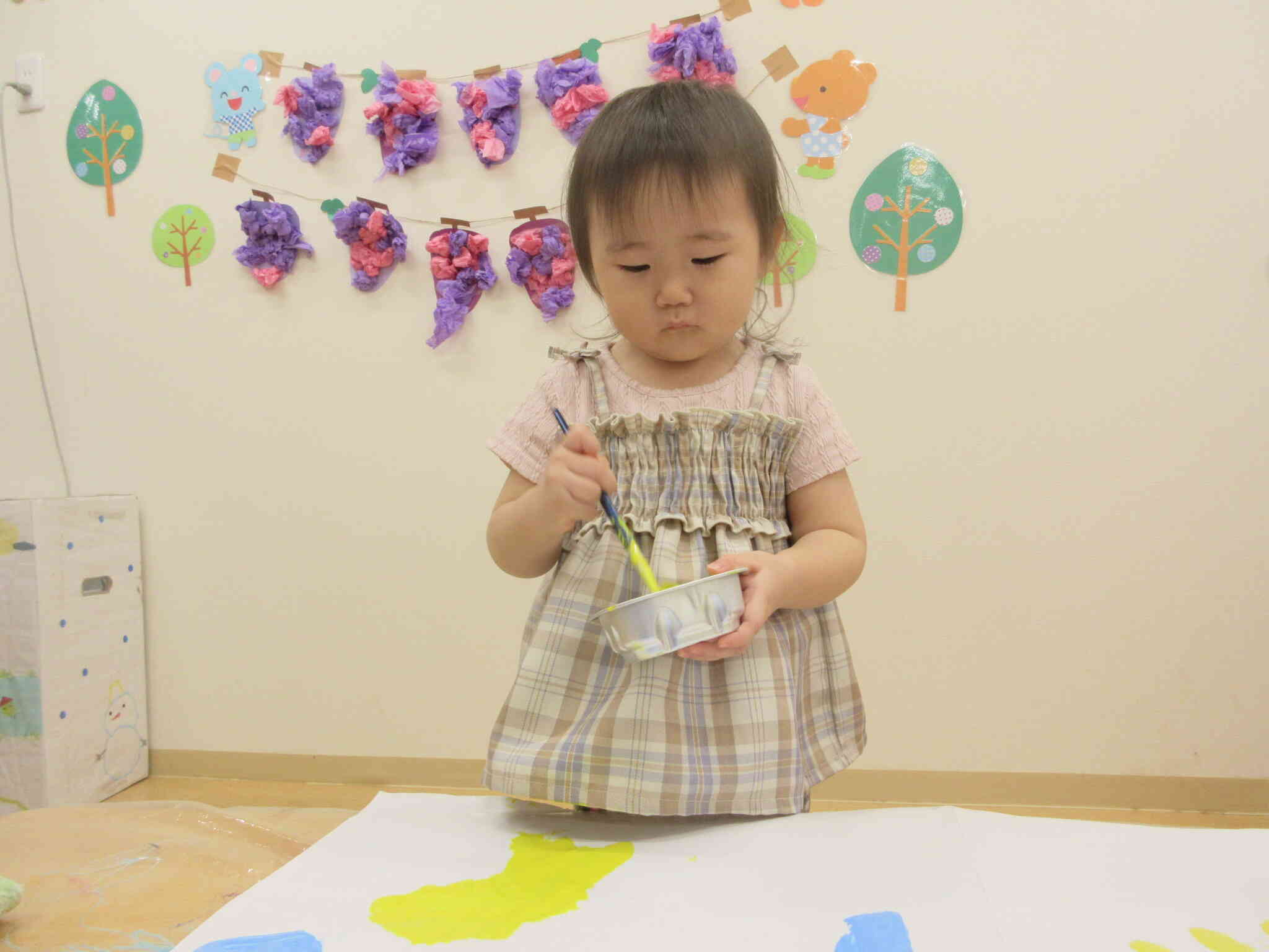 たっぷり絵の具をつけるよ！