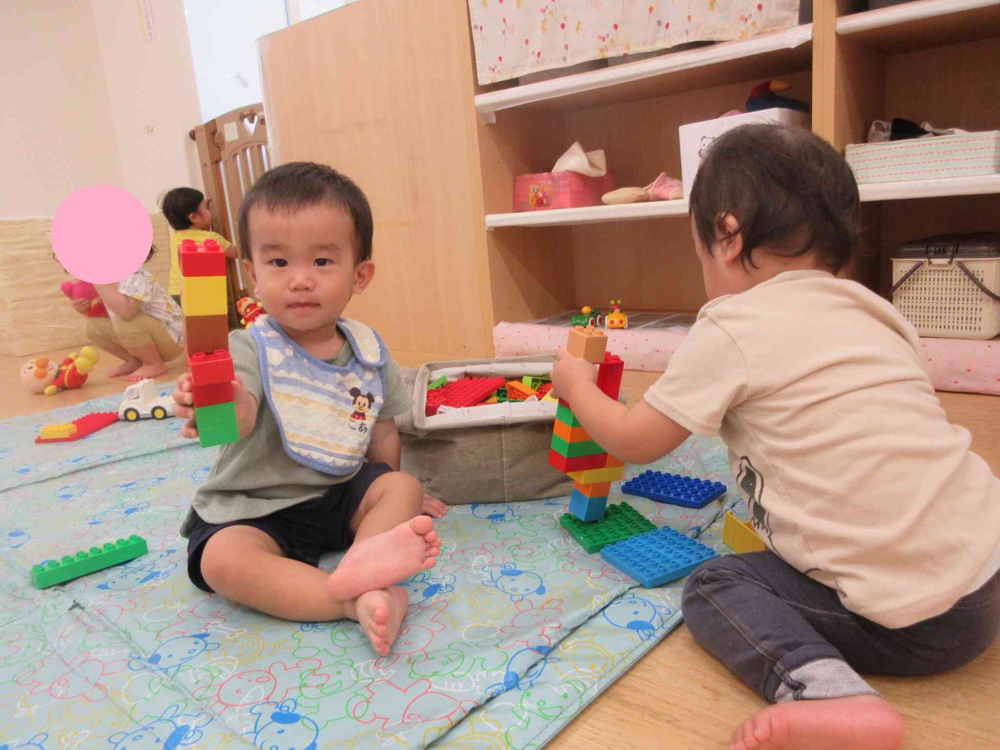 お友だちとブロック遊び。「高くできたよ!やったー!」