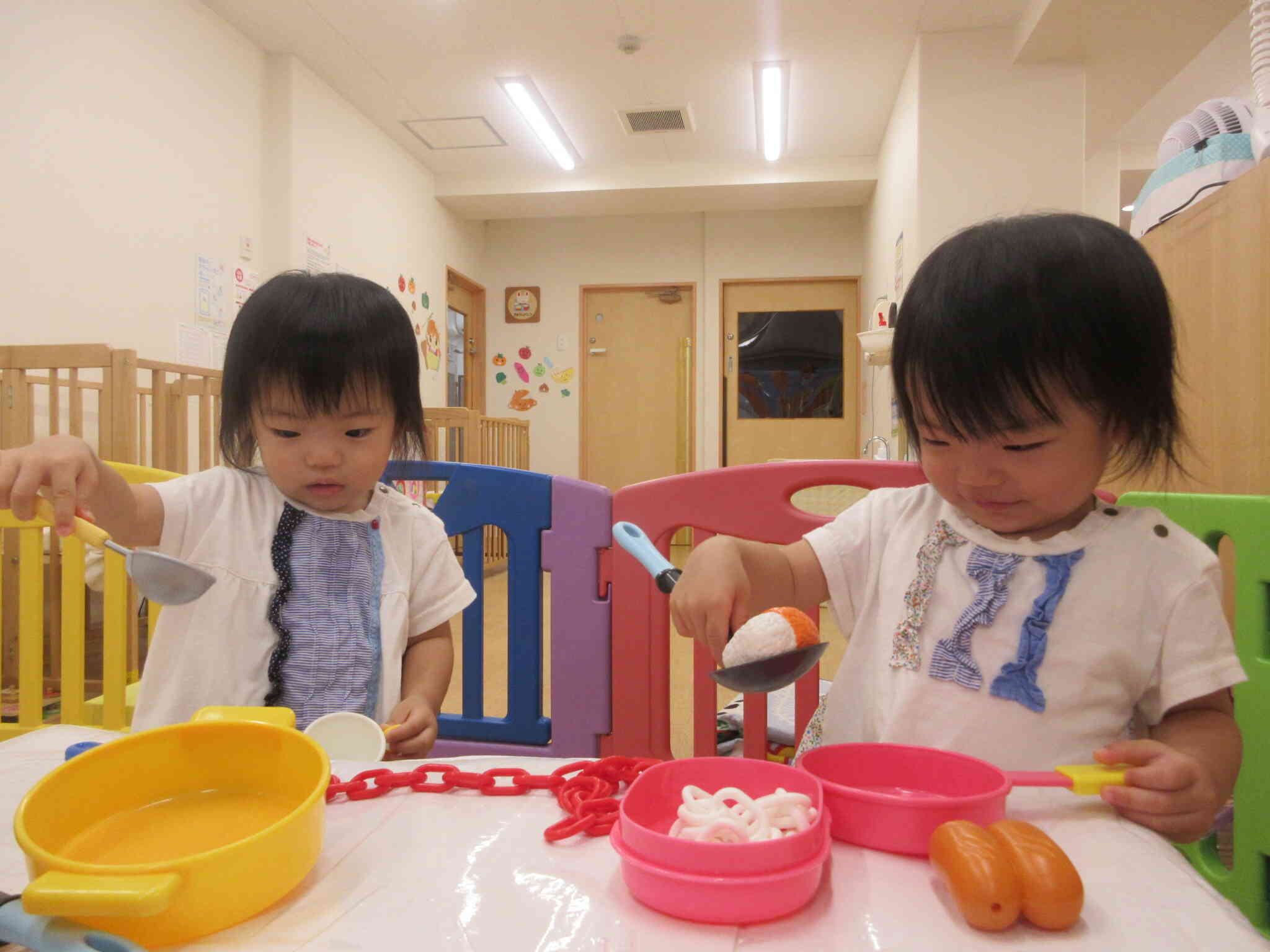 ひよこ組さんはおままごと遊びがブームです♪美味しそうなごちそうをたくさん作ってくれます♡