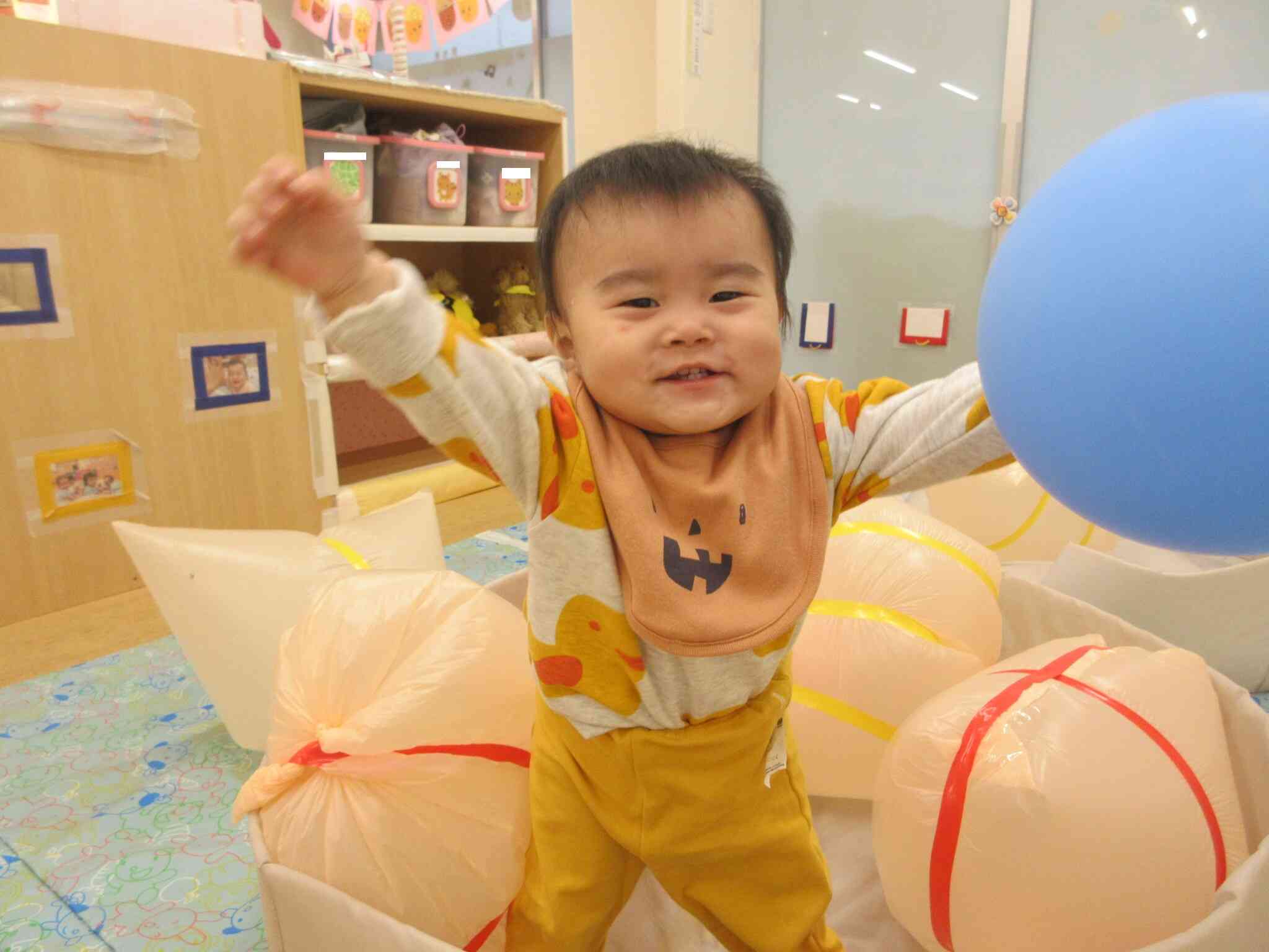 ビニール袋風船に興味津々！！