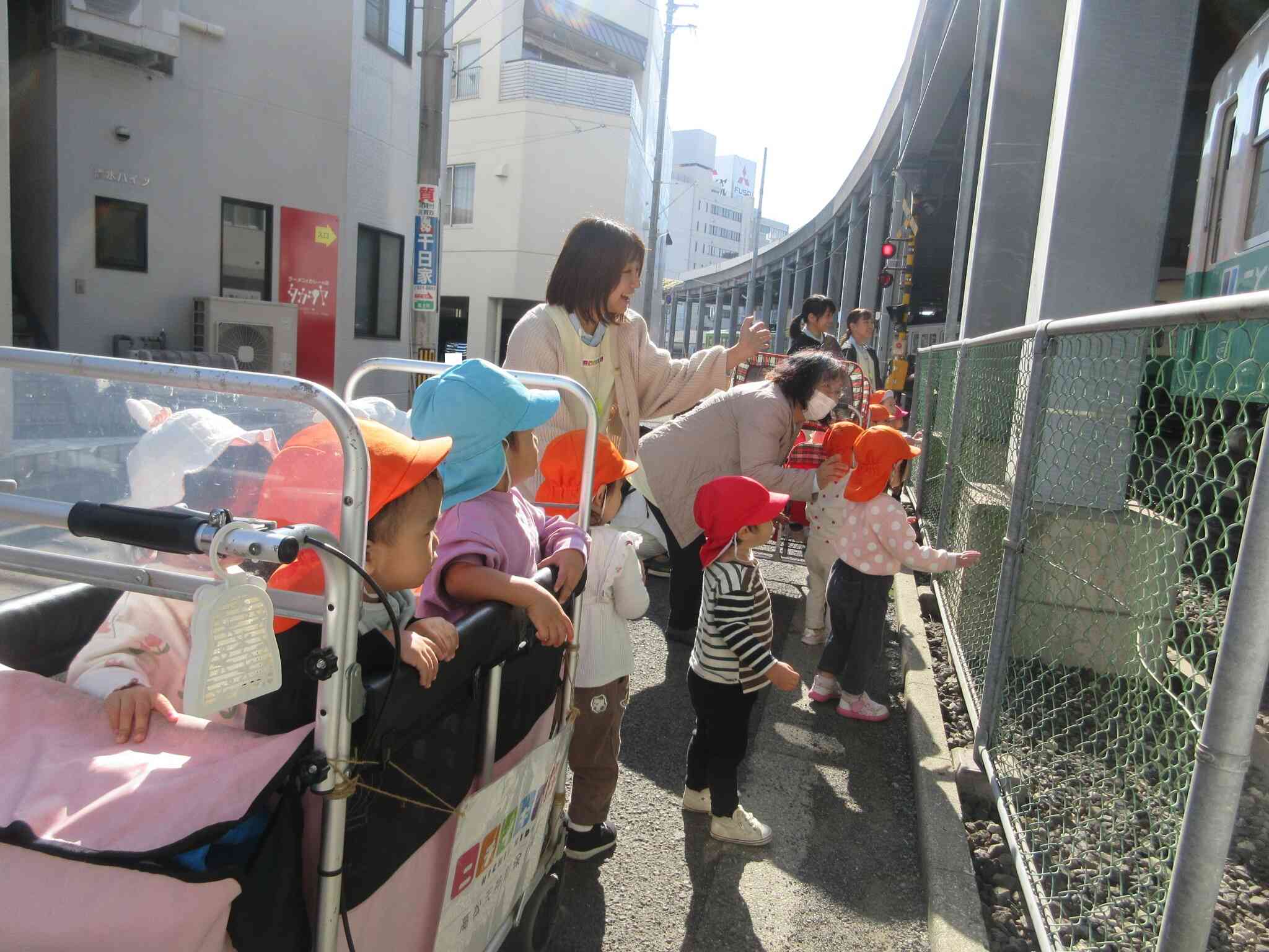 電車に夢中の子どもたち！