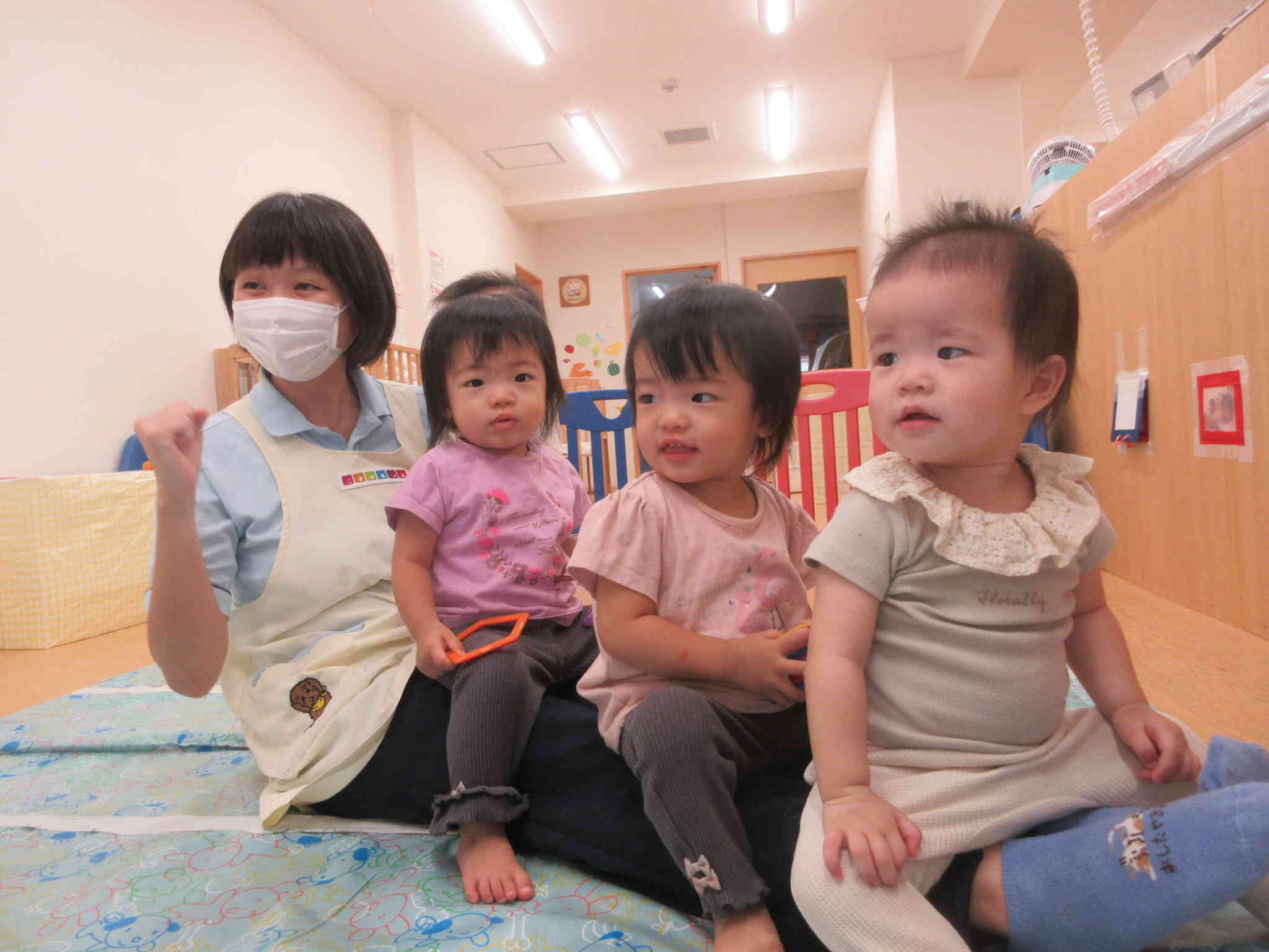 お部屋の中でもバスごっこをしてお散歩に行っている気分です♪