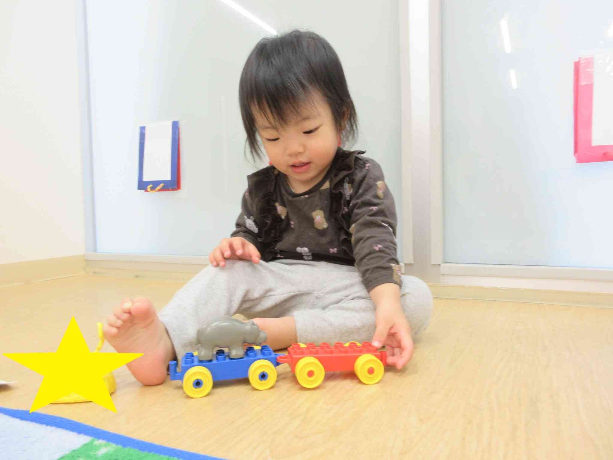 手先が器用になり、繋げたりくっつけたりするブロック遊びも人気です♪