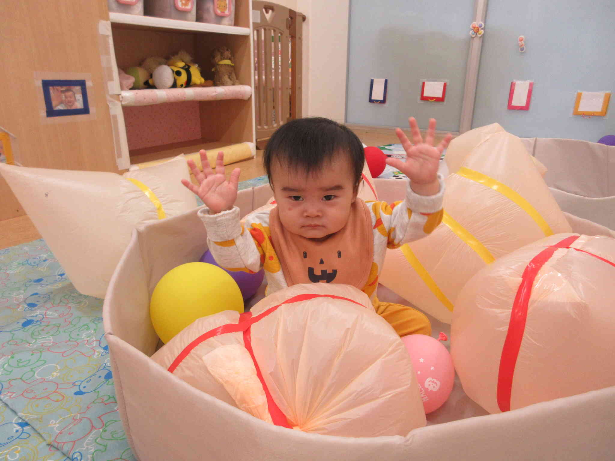 風船やビニール袋風船のプール♪楽しいね♪