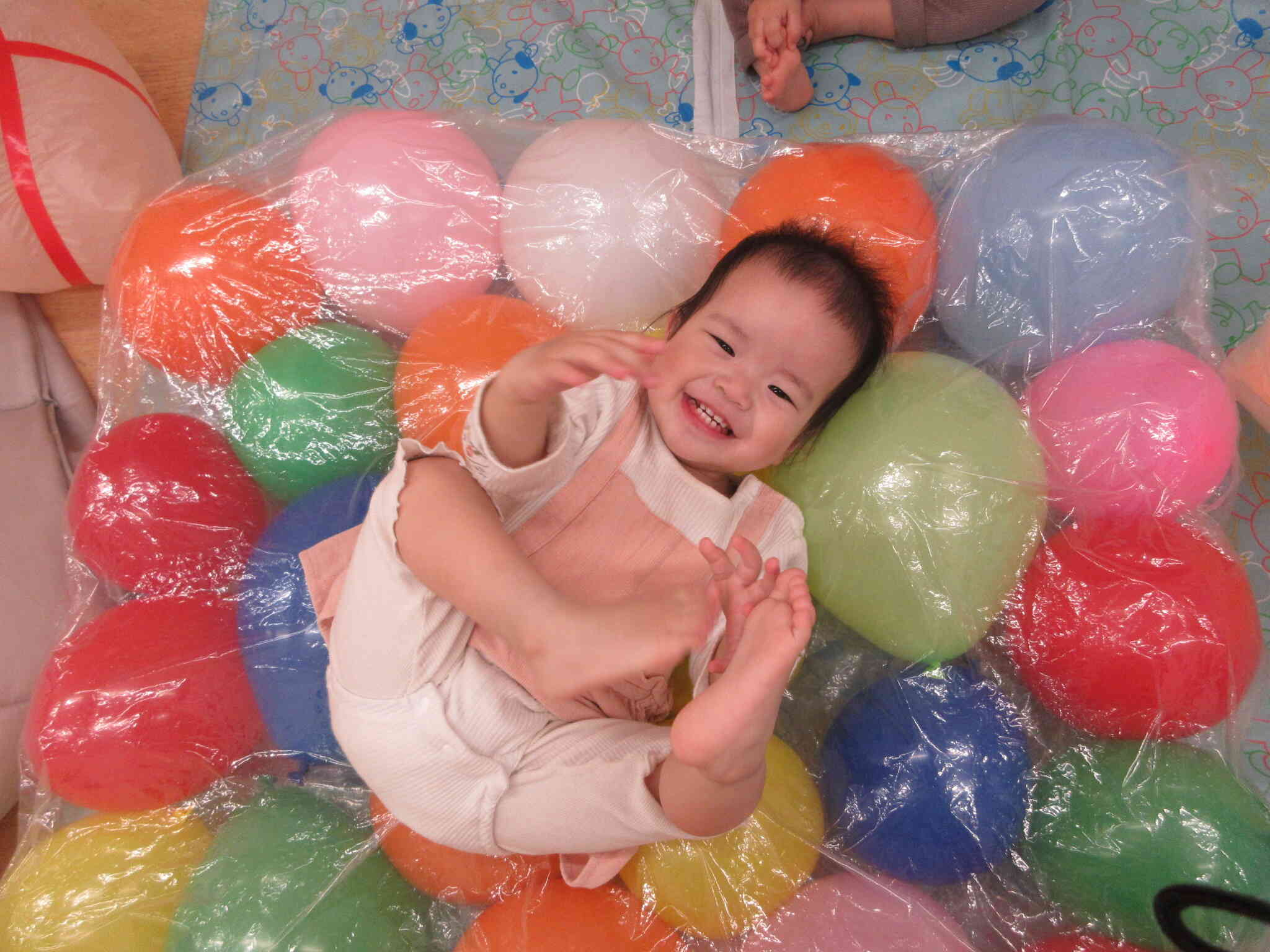 ビニール袋風船で遊んだよ♪（０歳児　ひよこ組）