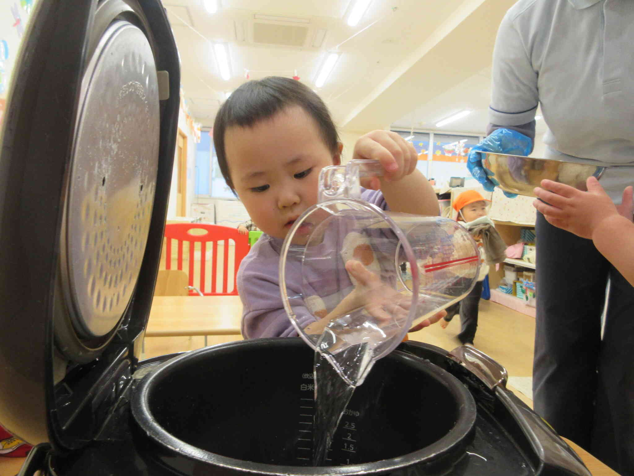 炊飯器にお水を入れるよ！