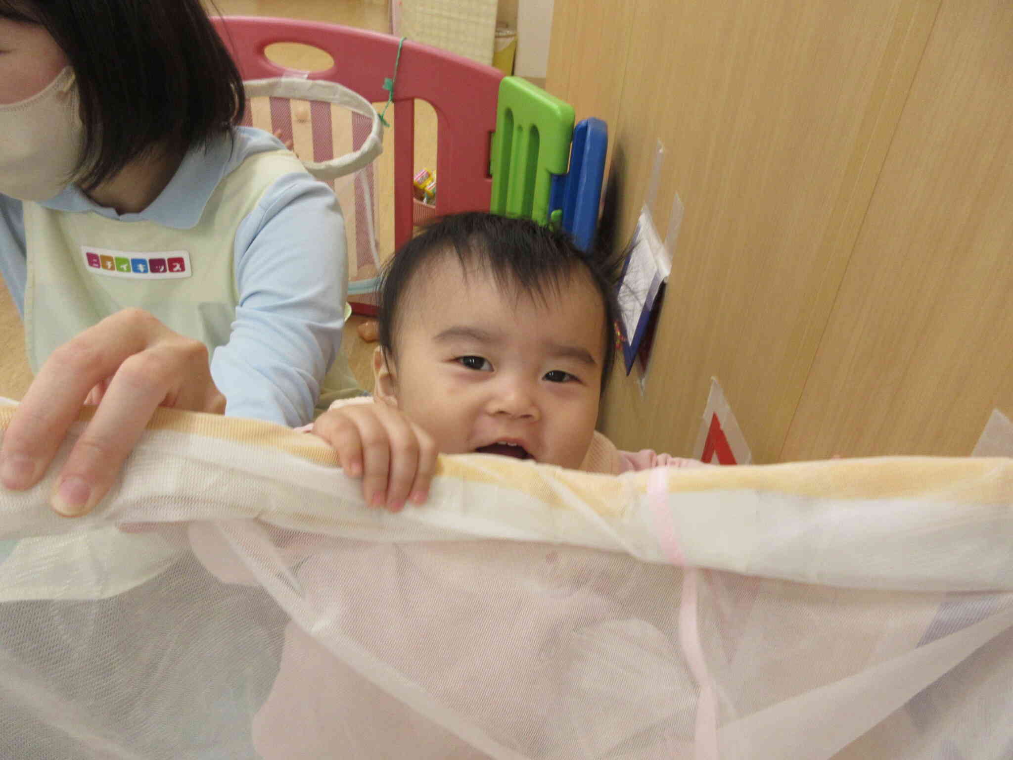 ボールを拾い、歩いてカゴに入れに行くことも出来ました！「先生が見えた！」とニコニコです☆