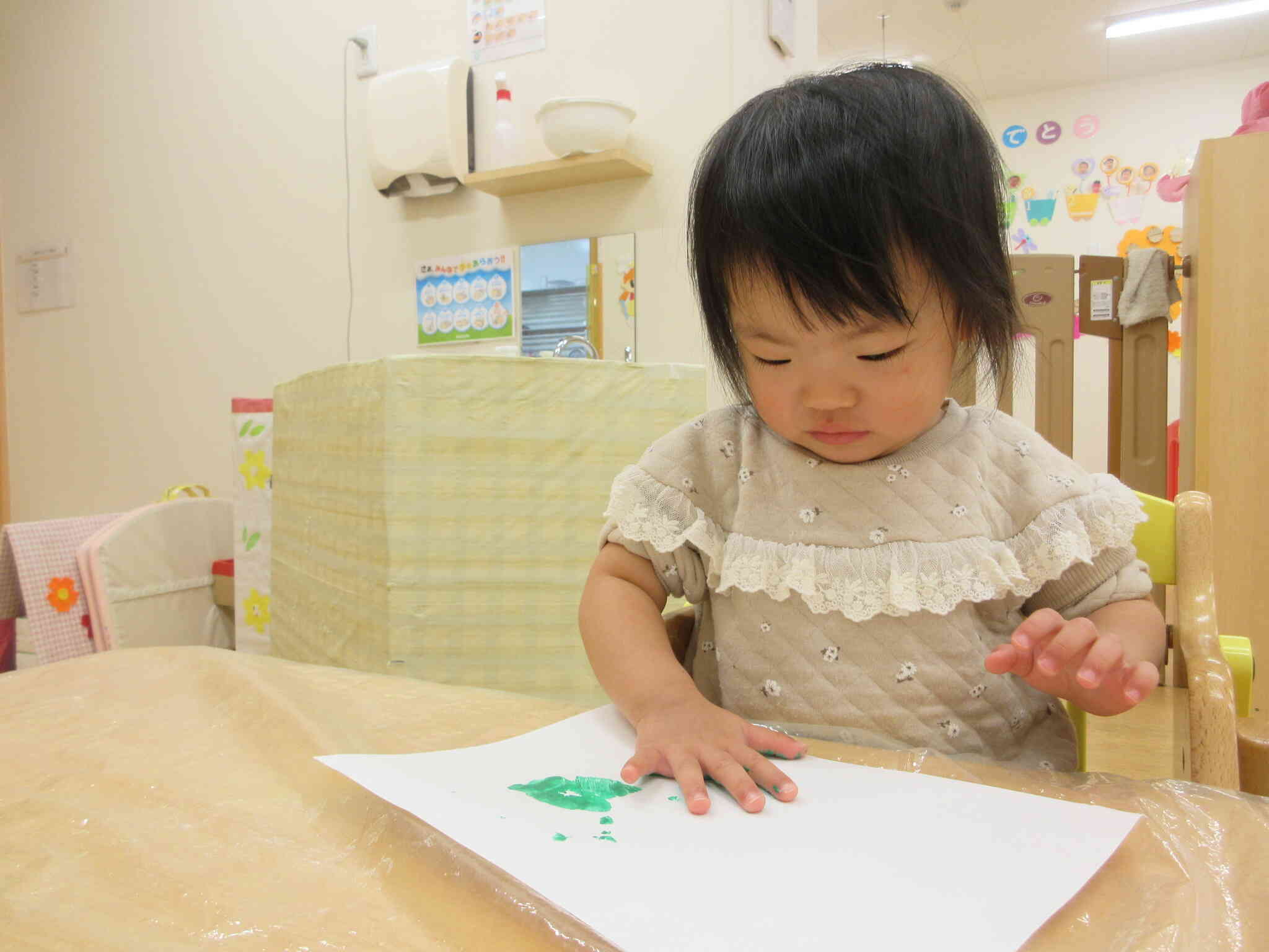 慎重に手形を押しています。