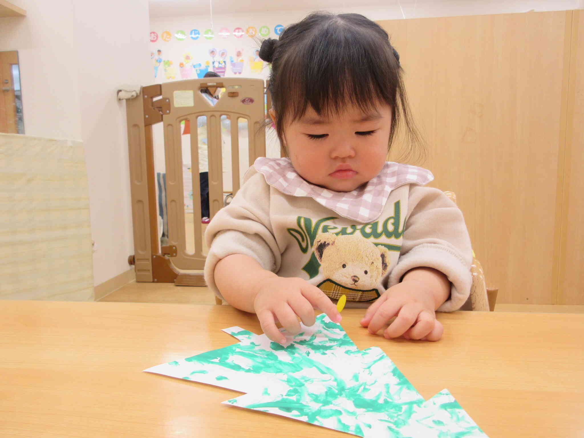 「どこに貼ろうかな？」シール貼りが上手になっていて成長を感じられます！