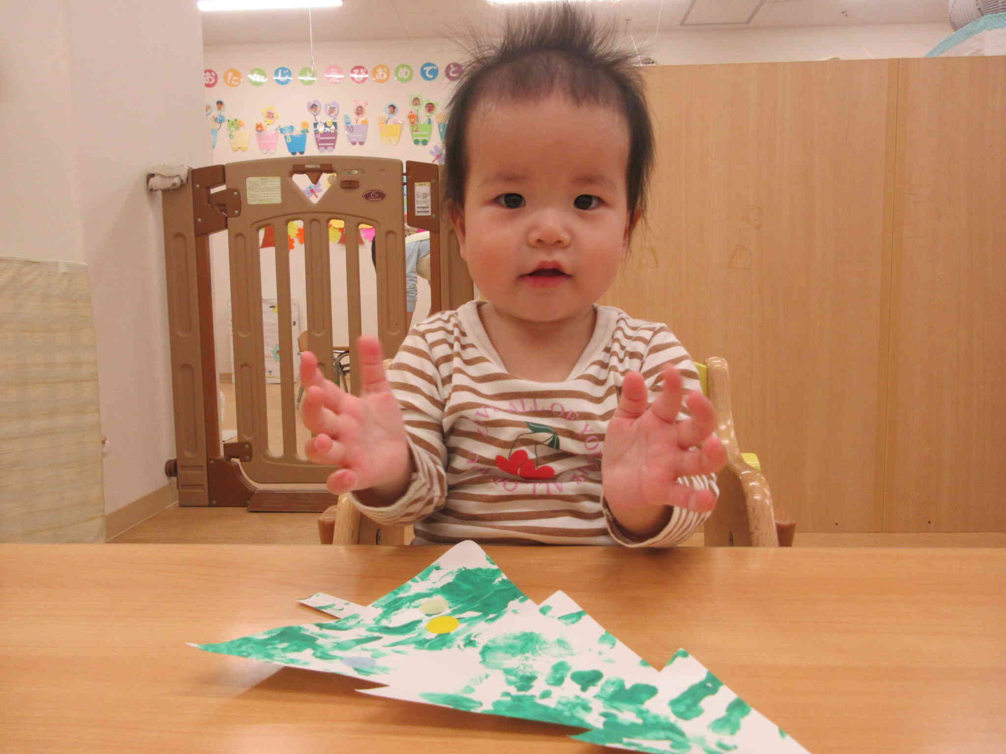 飾り付けが終わって拍手をして喜んでいます♪