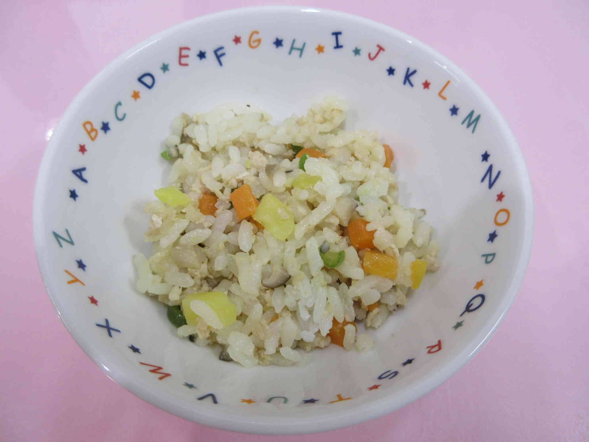 今日のおやつは、昆布のだしが効いたふきよせご飯です。