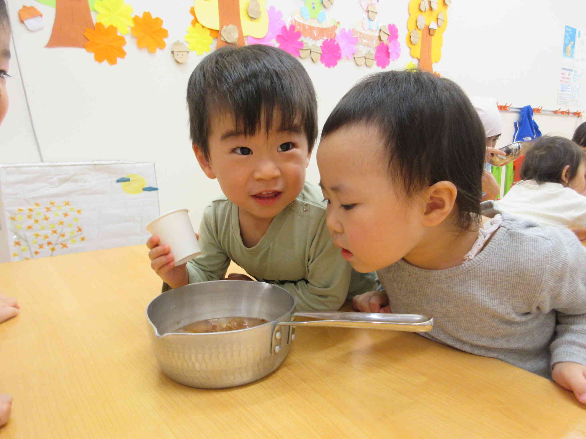 鍋にかつお節を入れてだしを取るよ。
