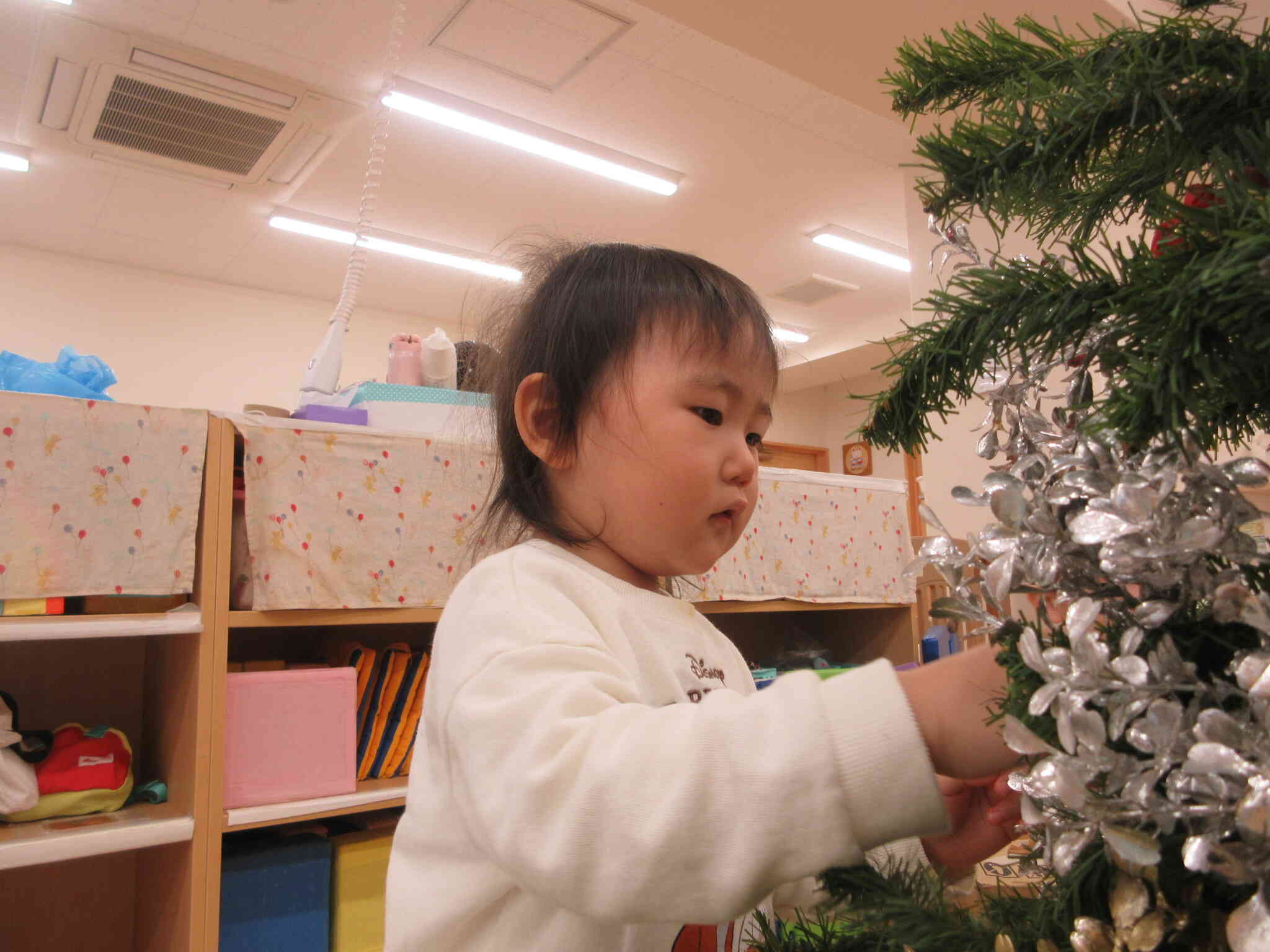クリスマスツリーの飾りつけをしよう