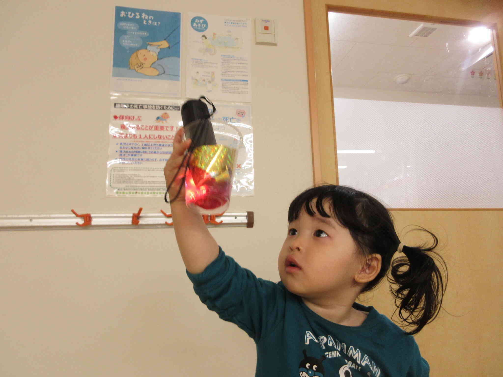 カラーセロファンをたくさん入れて照らしてみると色が変わったよ