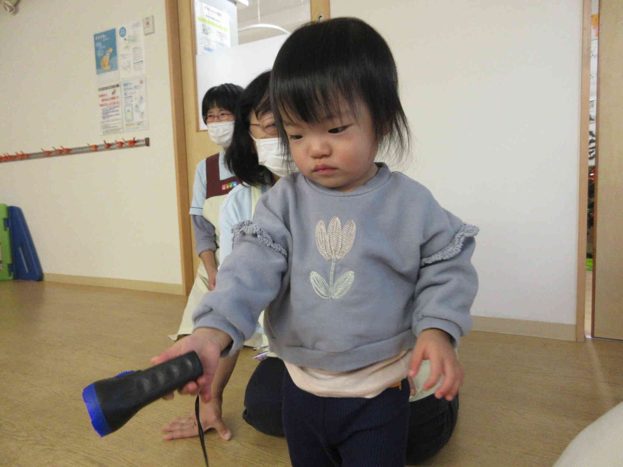 ひよこ組さんも一緒に「照らしてみよう」