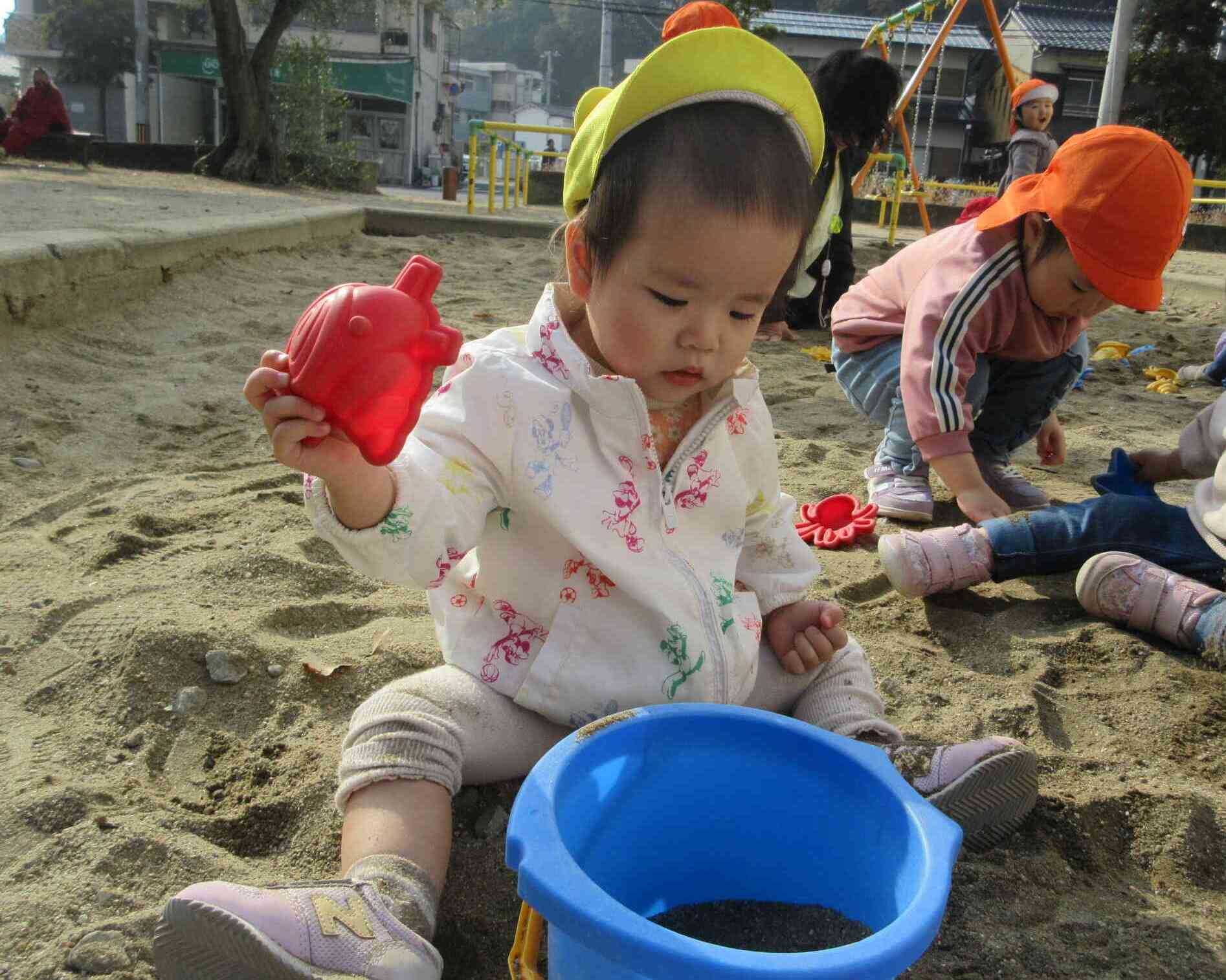 亀岡公園で遊んだよ♪（0歳児　ひよこ組）