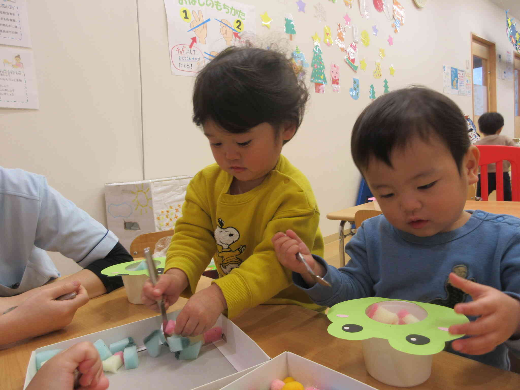 一生懸命、箱に移しています！