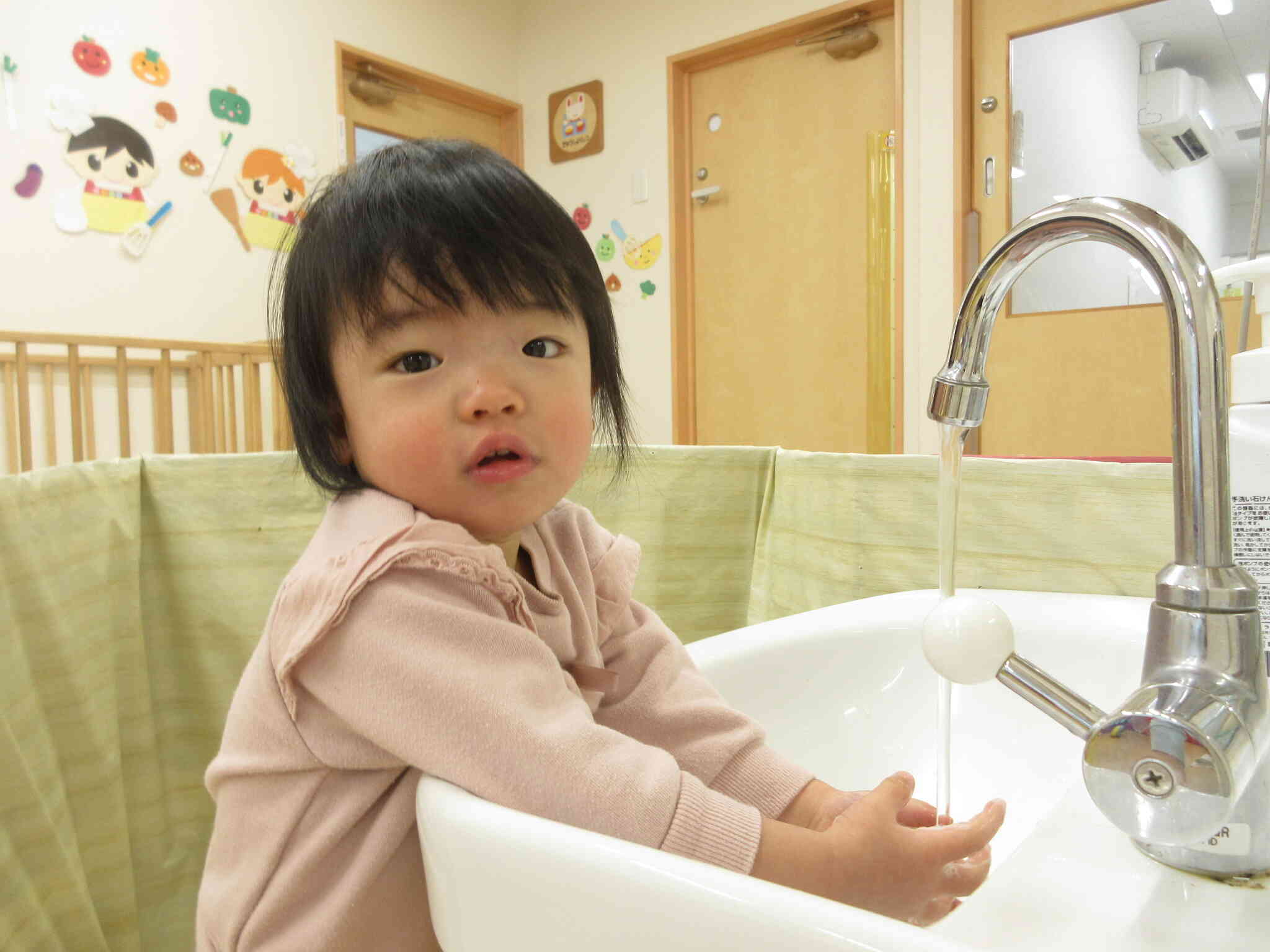 手洗いが好きな子はやる気満々で手を洗いに行っています！