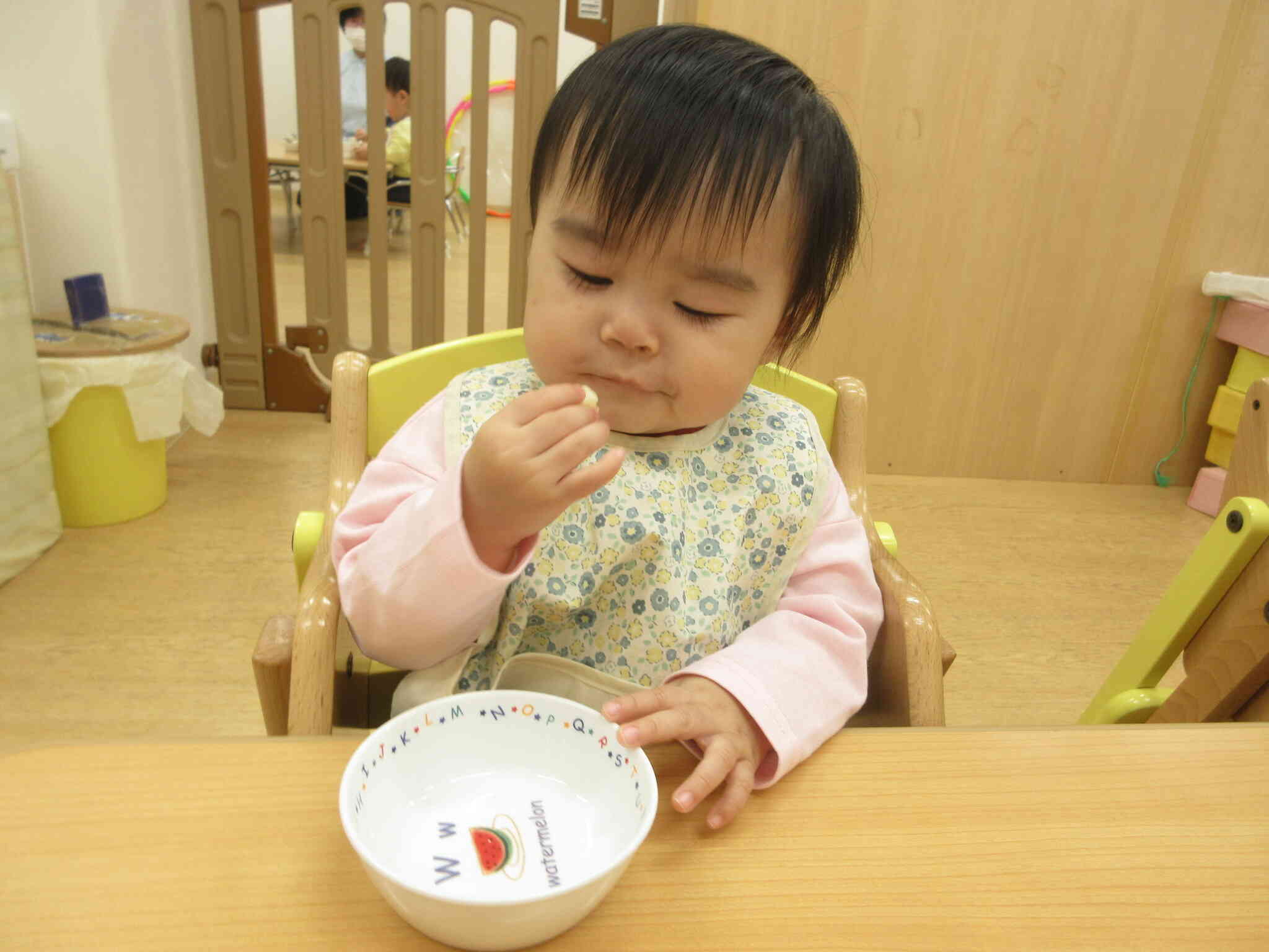 指先で上手につまんで、一つずつ自分のペースで食べています☆