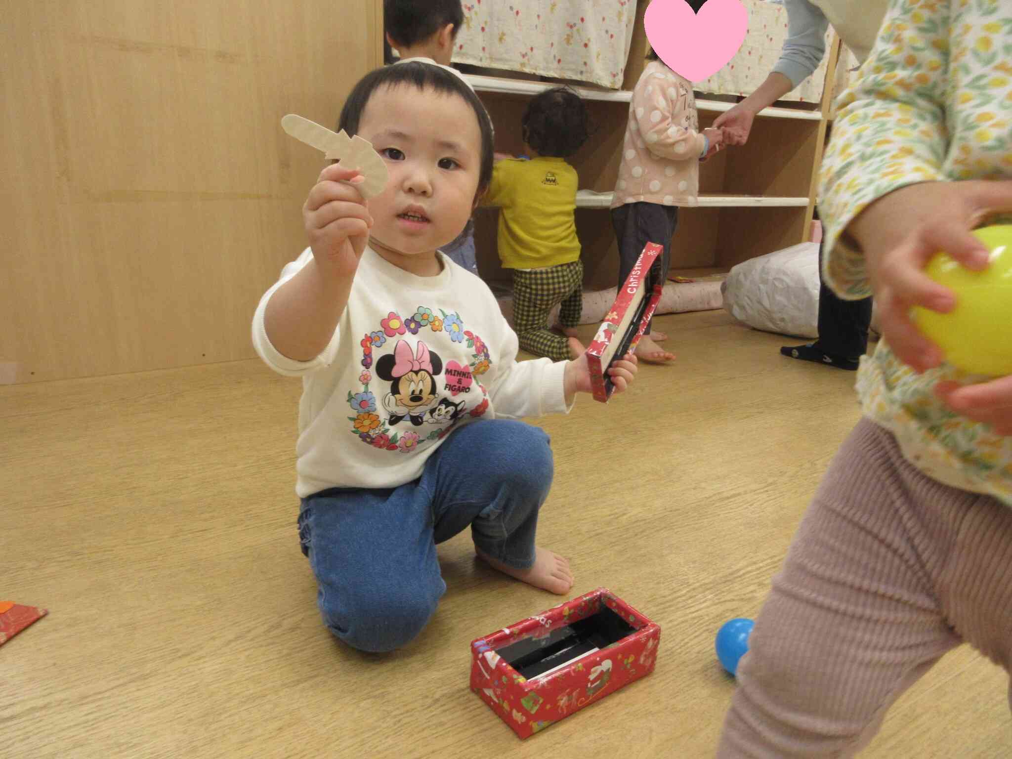 プレゼントの箱を開けてみると飾りを発見！「あ、見つけた！」