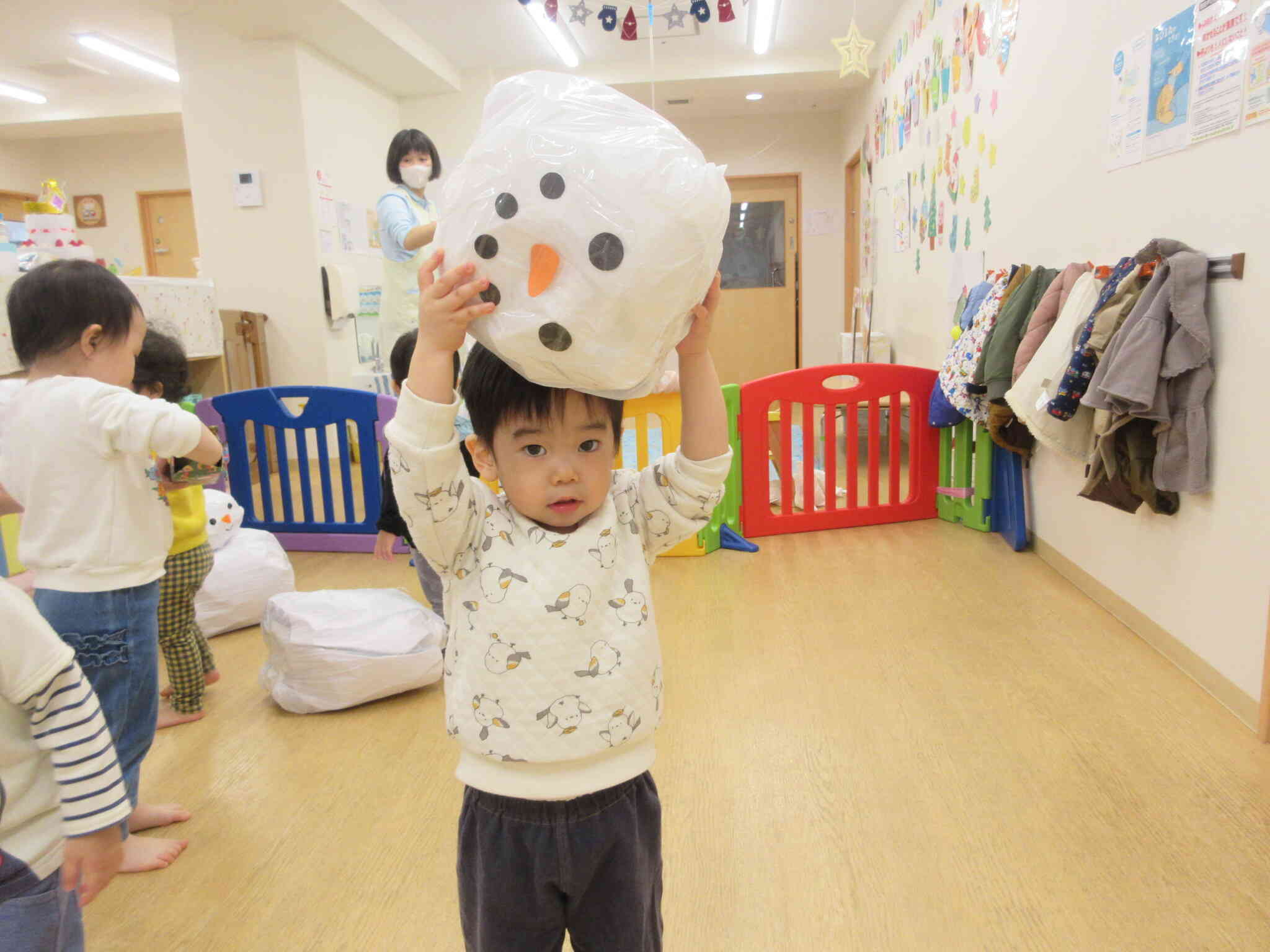 頭の上に持ち上げて、雪だるまの帽子みたい♪