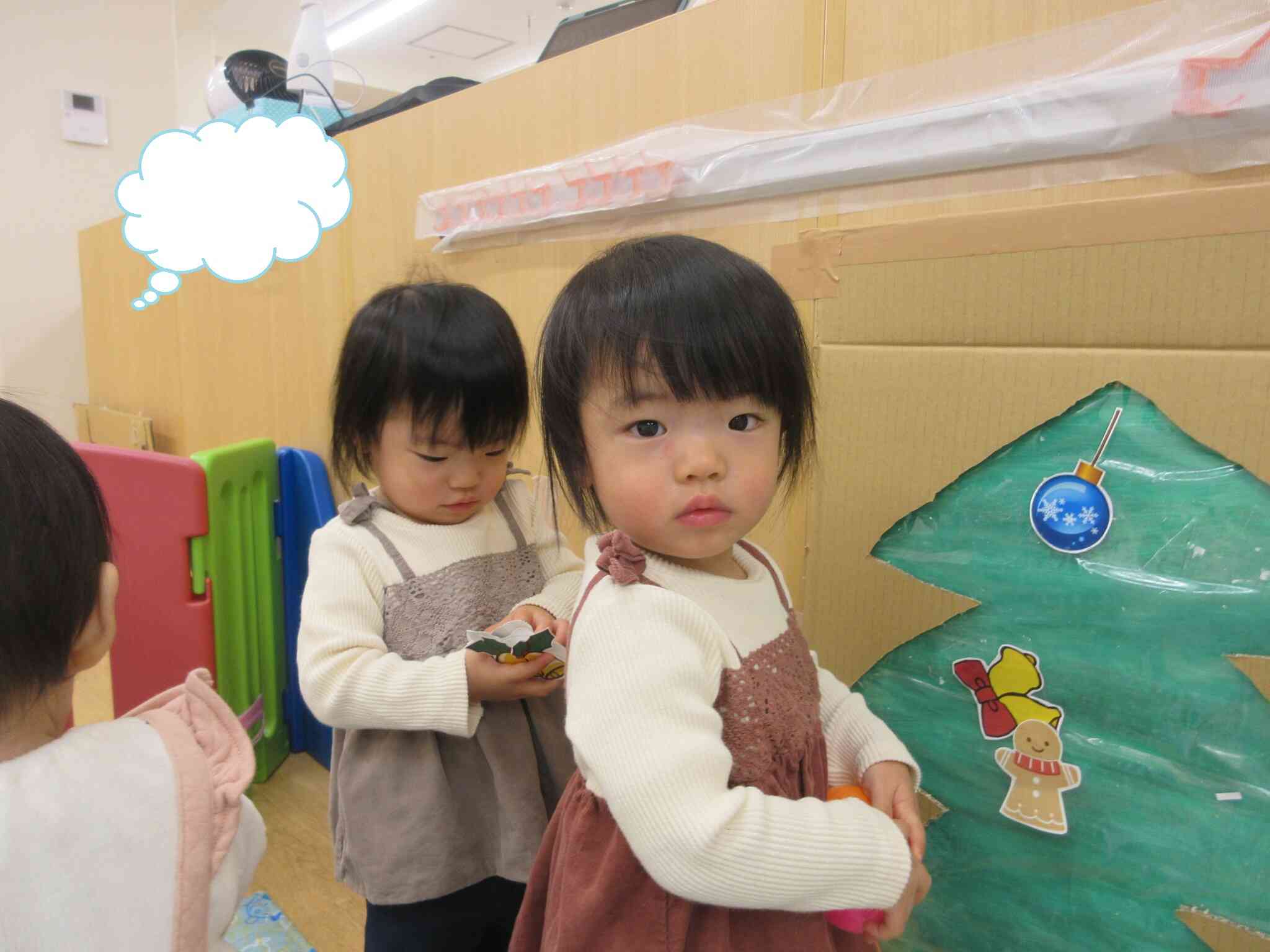 クリスマスツリーに飾りをペタペタ。大事そうに集めて持っている子もいました♪