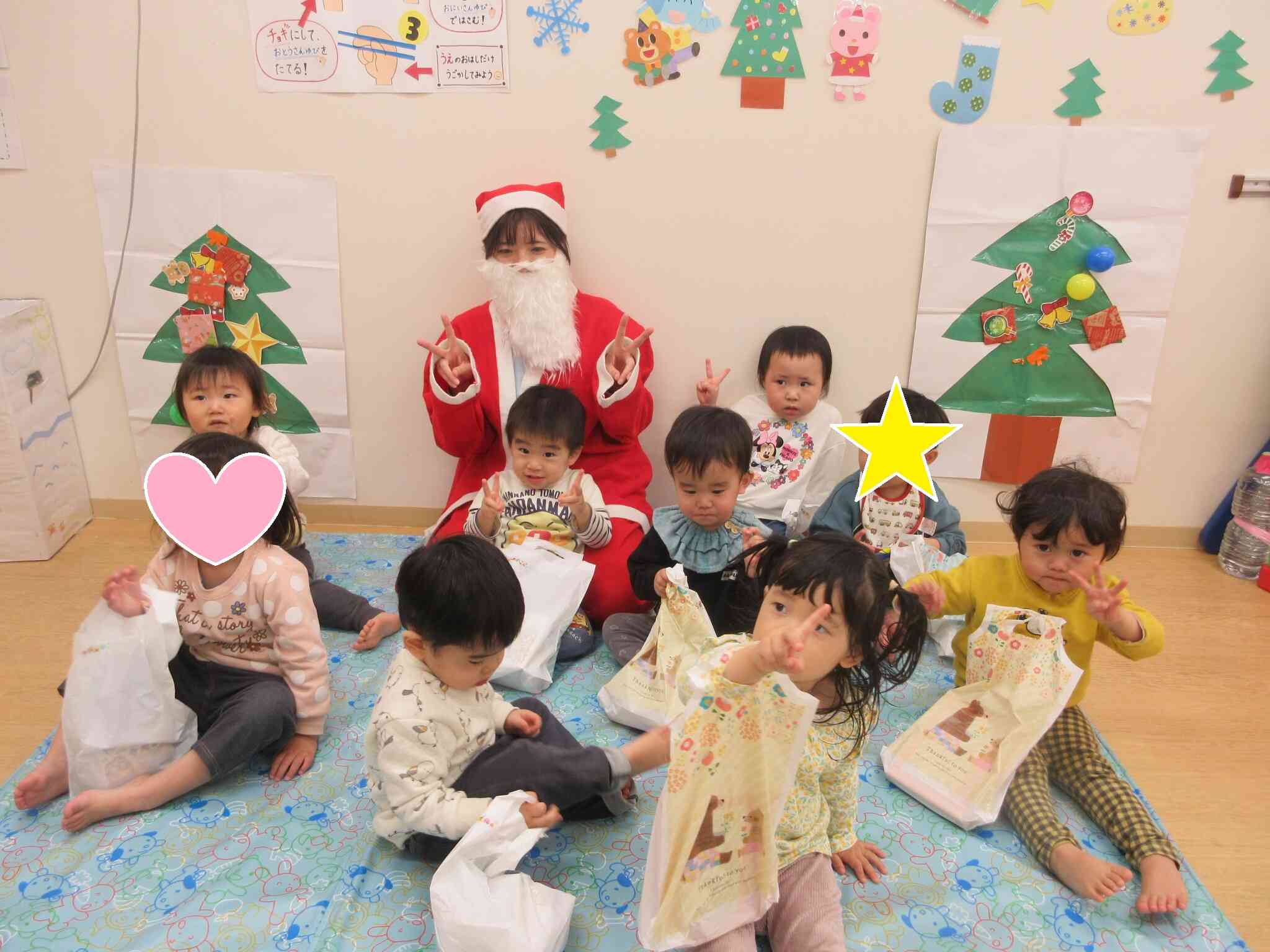 あひる組さんとうさぎ組さん、サンタさんと一緒にハイ・チーズ☆