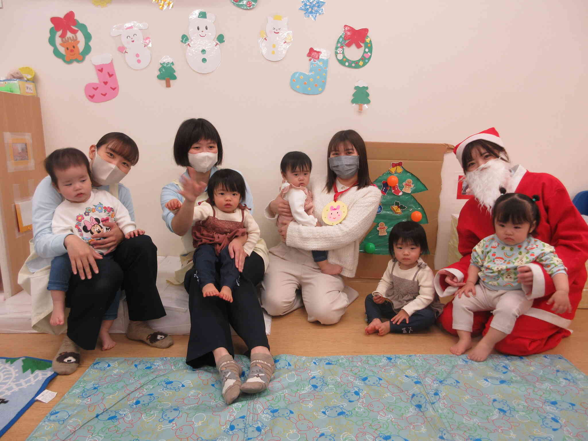 ひよこ組さん、サンタさんと一緒にハイ・チーズ☆