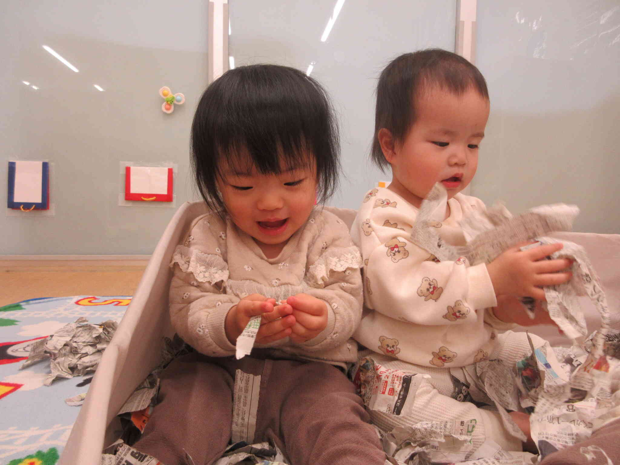 新聞紙遊びに興味津々♪