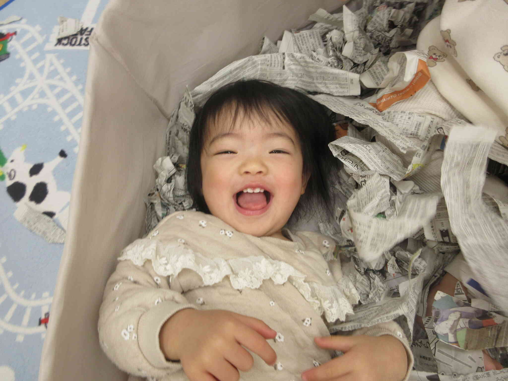 寝転んで新聞紙シャワーを楽しんでいましたよ！