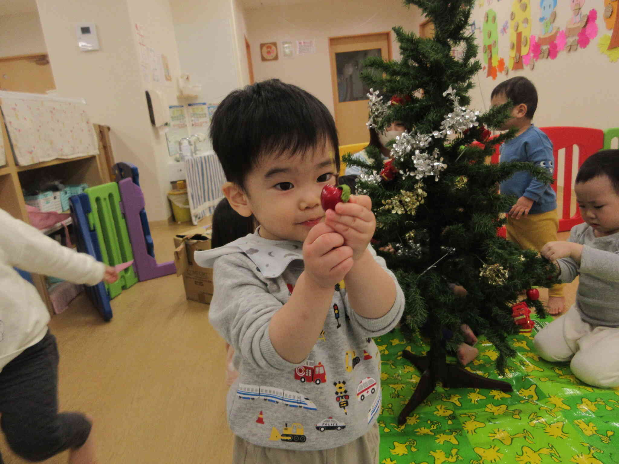 クリスマスツリーを飾ったよ（1歳児　あひる組、２歳児　うさぎ組）
